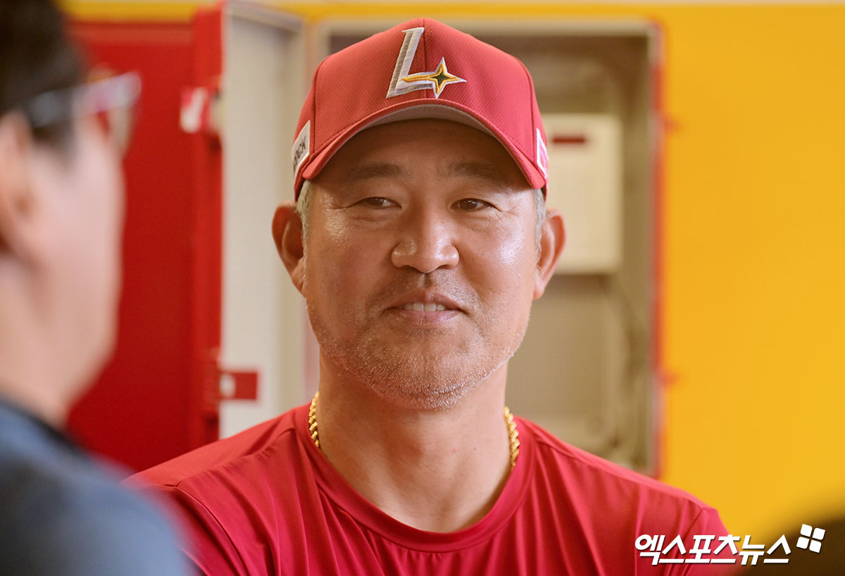 6일 오후 인천SSG랜더스필드에서 열리는 '2025 신한 SOL Bank KBO리그' 삼성 라이온즈와 SSG 랜더스의 경기, SSG 이숭용 감독이 취재진과 대화를 나누고 있다. 엑스포츠뉴스 DB