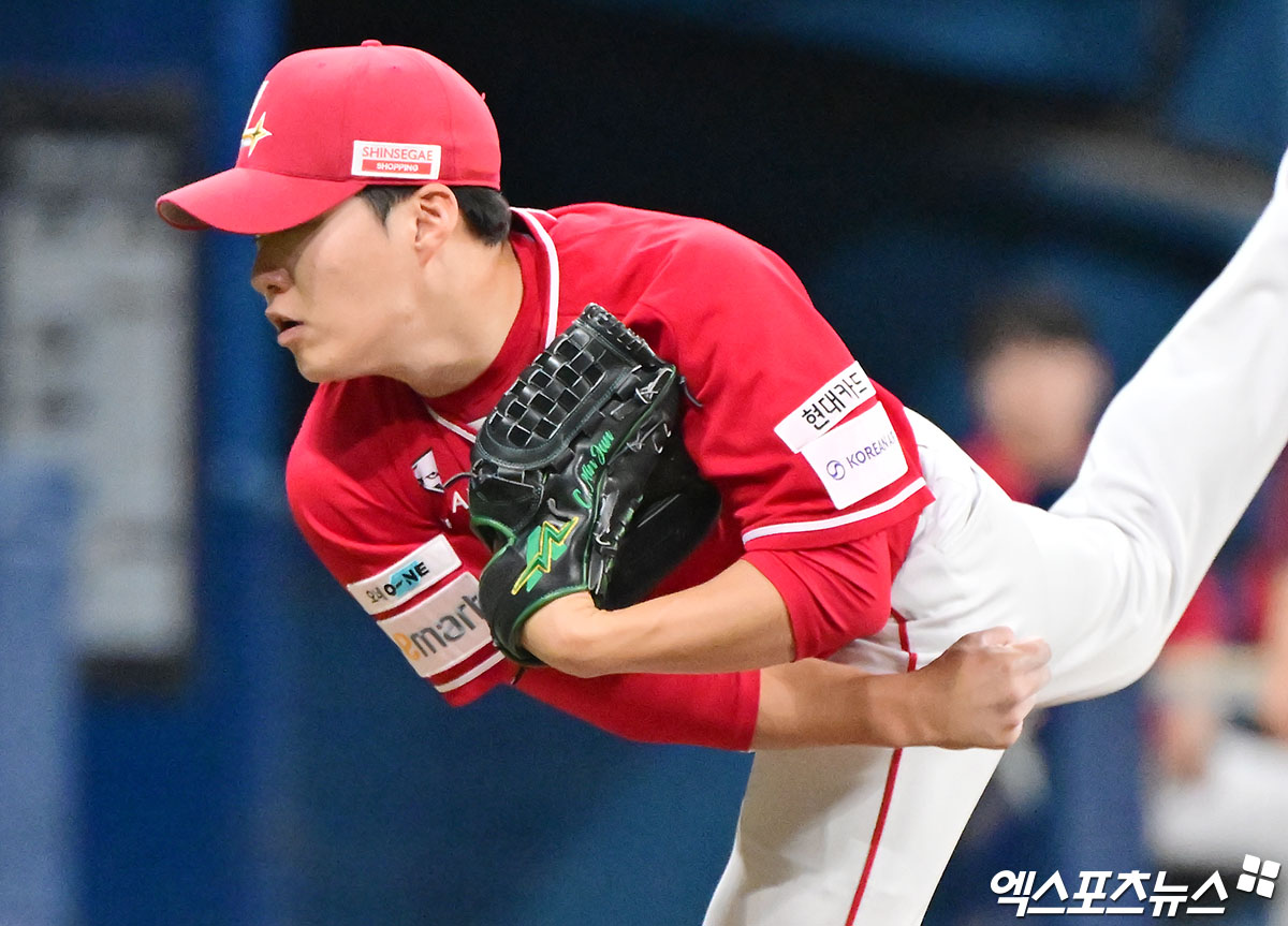 19일 오후 서울 구로구 고척스카이돔에서 열린 '2025 신한 SOL Bank KBO리그' SSG 랜더스와 키움 히어로즈의 경기, 3회말 SSG 최민준이 공을 힘차게 던지고 있다. 엑스포츠뉴스 DB