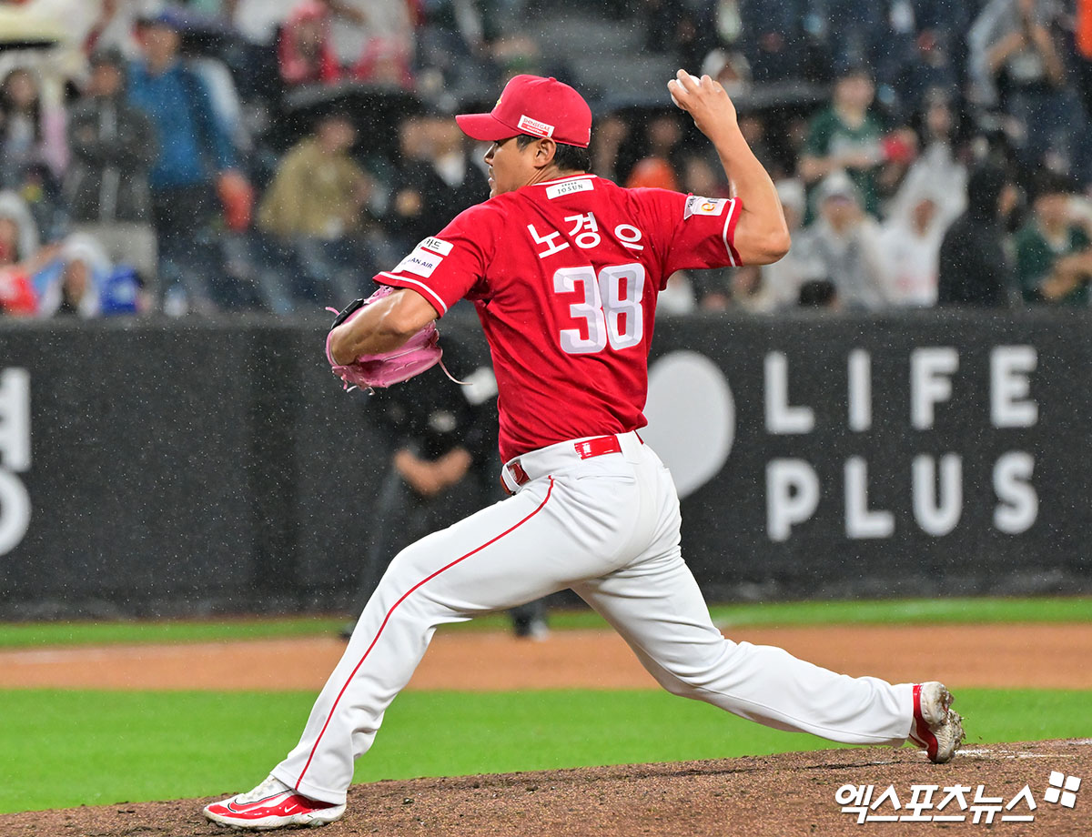 17일 오후 대전 한화생명 볼파크에서 열린 '2025 신한 SOL Bank KBO리그' SSG 랜더스와 한화 이글스의 더블헤더 2차전 경기, 8회말 SSG 노경은이 공을 힘차게 던지고 있다. 엑스포츠뉴스 DB