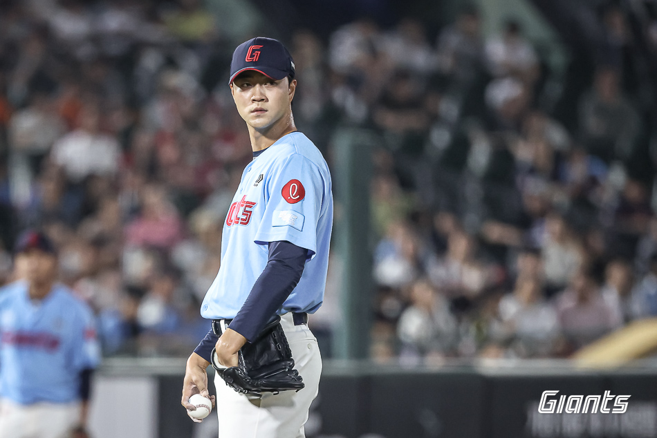 8일 오후 부산 사직야구장에서 열린 '2025 신한 SOL Bank KBO리그' SSG 랜더스와 롯데 자이언츠의 경기, SSG가 투수들의 호투에 힘입어 1:0으로 승리했다. 롯데 나균안, 정철원에 이어 마운드에 오른 윤성빈은 1이닝 무피안타 무사사구 2탈삼진 무실점을 기록했다. 롯데 자이언츠