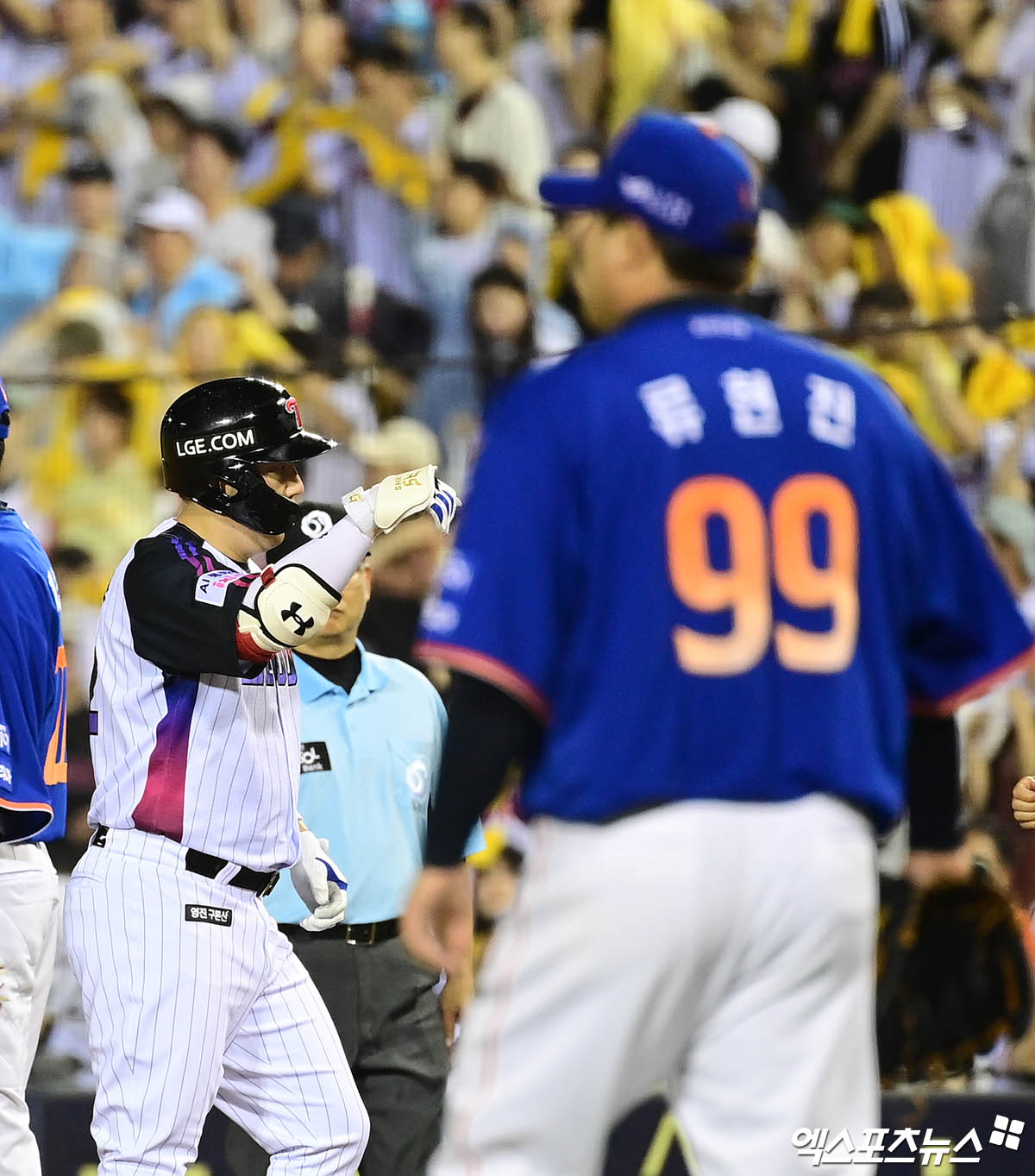 8일 오후 서울 송파구 잠실야구장에서 열린 '2025 신한 SOL Bank KBO리그' 한화 이글스와 LG 트윈스의 경기, 6회말 1사 LG 김현수가 안타를 때려내고 있다. 엑스포츠뉴스 잠실, 박지영 기자