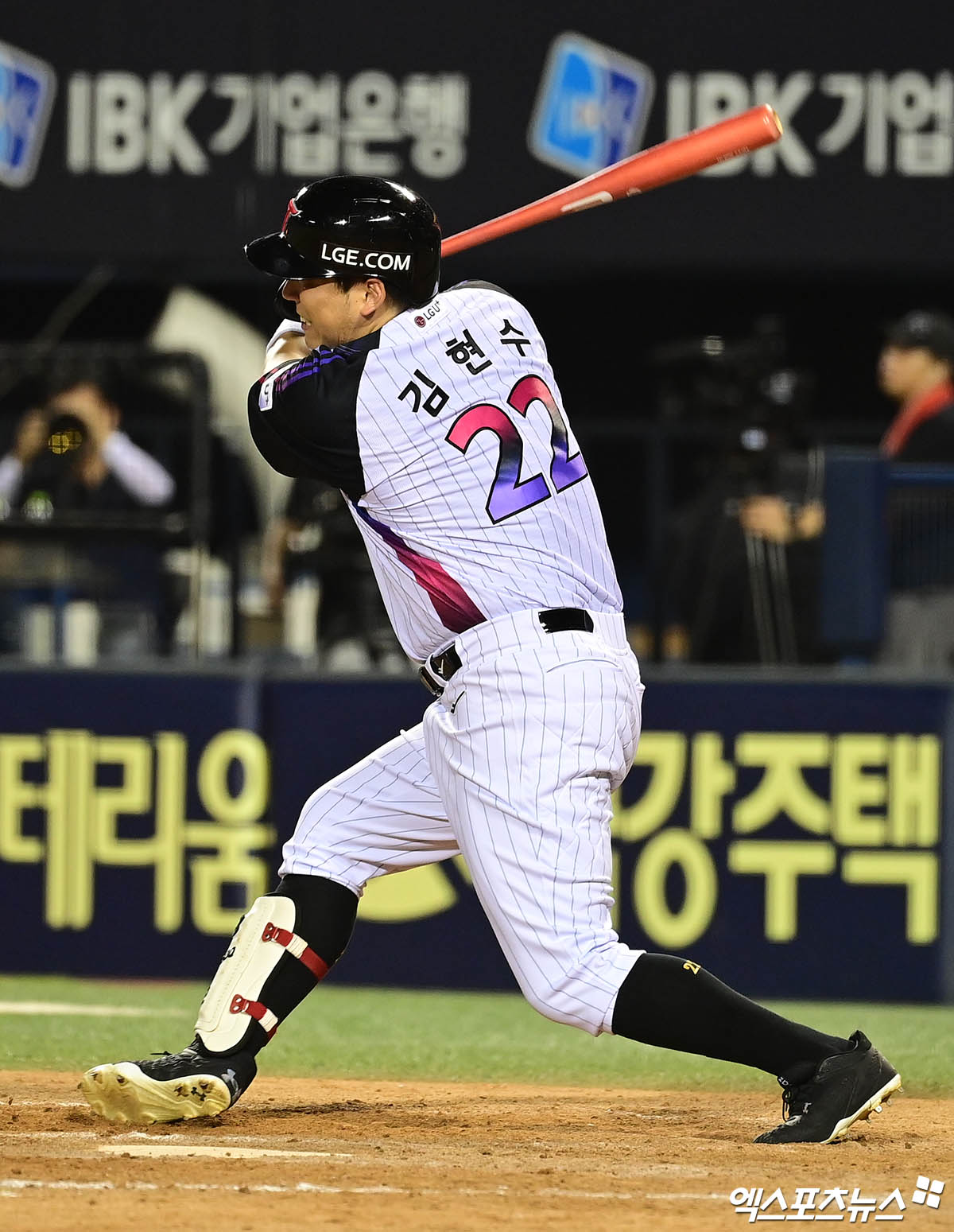 8일 오후 서울 송파구 잠실야구장에서 열린 '2025 신한 SOL Bank KBO리그' 한화 이글스와 LG 트윈스의 경기, 10회말 1사 LG 김현수가 안타를 때려내고 있다. 이는 KBO 역대 4번째 2,500안타. 엑스포츠뉴스 잠실, 박지영 기자