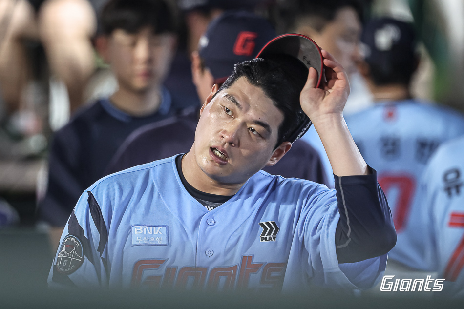 8일 오후 부산 사직야구장에서 열린 '2025 신한 SOL Bank KBO리그' SSG 랜더스와 롯데 자이언츠의 경기, SSG가 투수들의 호투에 힘입어 1:0으로 승리했다. 롯데 선발 나균안은 6이닝 3피안타 3사사구 2탈삼진 1실점을 기록했다. 롯데 자이언츠