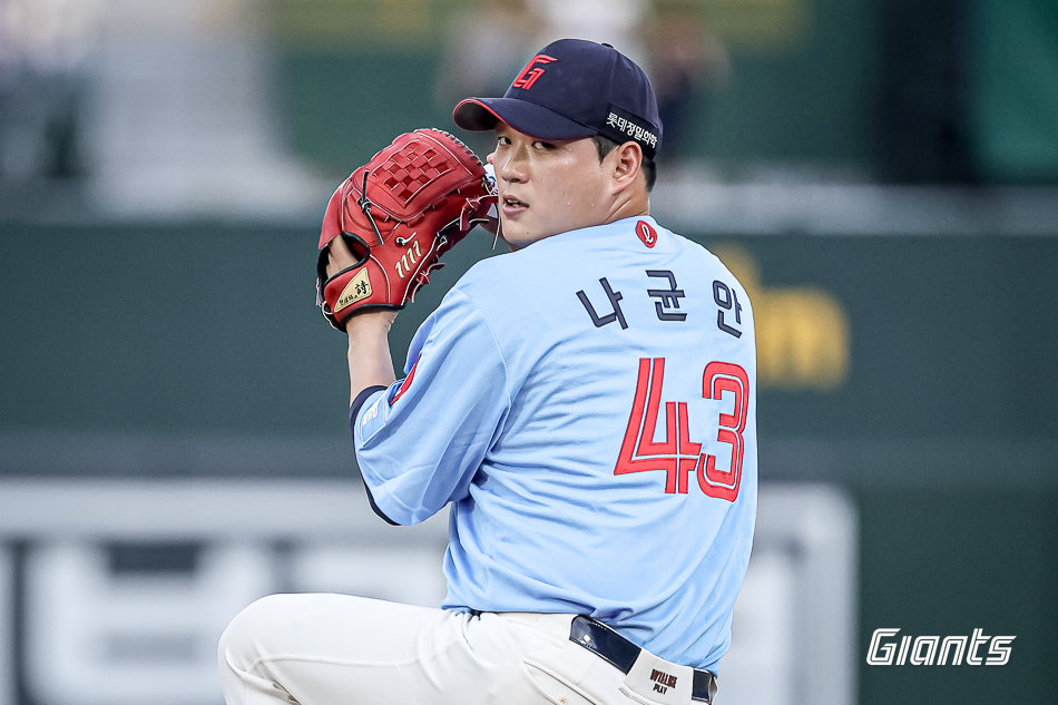 8일 오후 부산 사직야구장에서 열린 '2025 신한 SOL Bank KBO리그' SSG 랜더스와 롯데 자이언츠의 경기, SSG가 투수들의 호투에 힘입어 1:0으로 승리했다. 롯데 선발 나균안은 6이닝 3피안타 3사사구 2탈삼진 1실점을 기록했다. 롯데 자이언츠