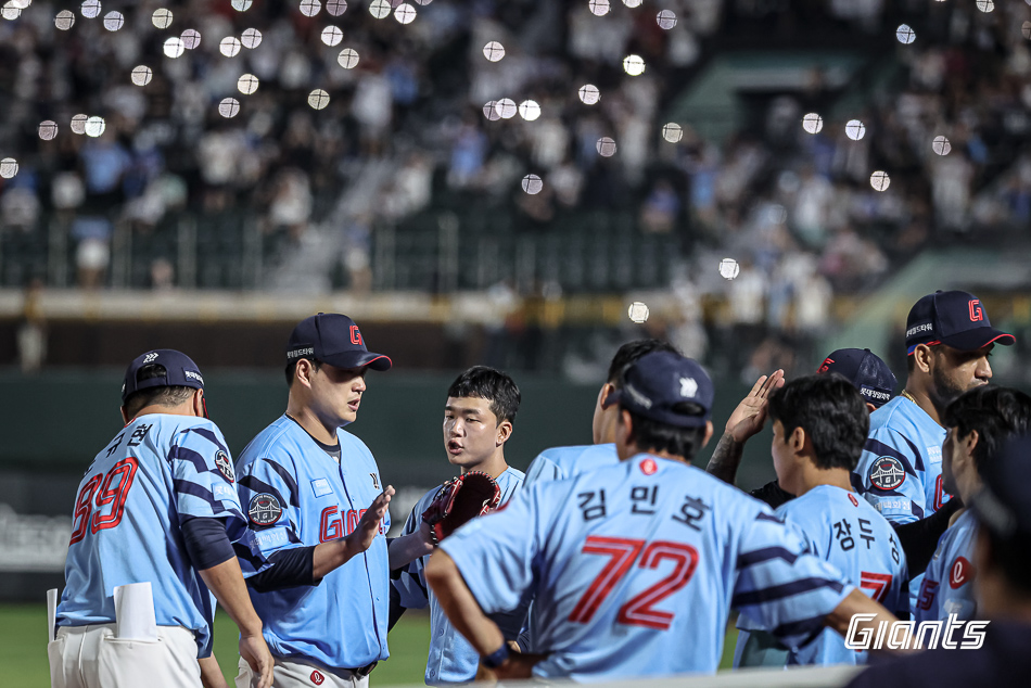 8일 오후 부산 사직야구장에서 열린 '2025 신한 SOL Bank KBO리그' SSG 랜더스와 롯데 자이언츠의 경기, SSG가 투수들의 호투에 힘입어 1:0으로 승리했다. 롯데 선발 나균안은 6이닝 3피안타 3사사구 2탈삼진 1실점을 기록했다. 롯데 자이언츠