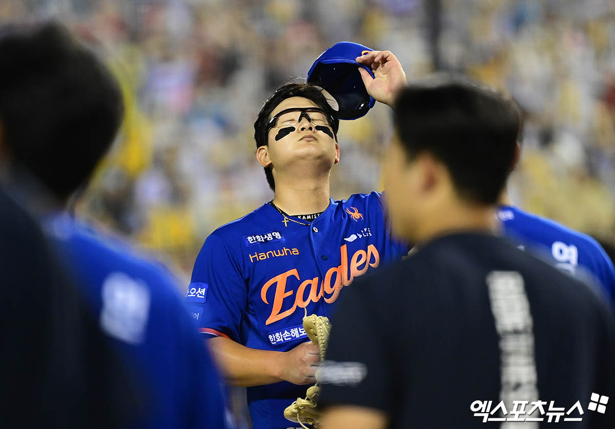 8일 오후 서울 송파구 잠실야구장에서 열린 '2025 신한 SOL Bank KBO리그' 한화 이글스와 LG 트윈스의 경기, LG가 연장 10회말 1사 만루에서 터진 천성호의 끝내기 안타에 힘입어 승리하며 1위를 수성했다.  한화 김서현이 끝내기 패배에 아쉬워하고 있다. 엑스포츠뉴스 잠실, 박지영 기자