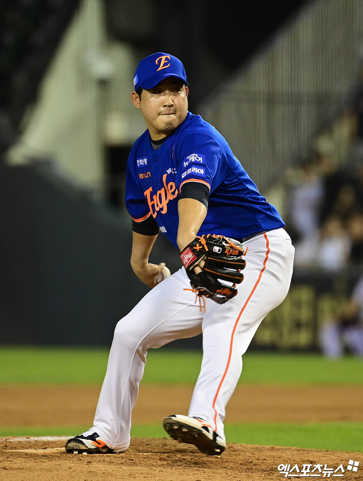 8일 오후 서울 송파구 잠실야구장에서 열린 '2025 신한 SOL Bank KBO리그' 한화 이글스와 LG 트윈스의 경기, 7회말 한화 주현상이 역투하고 있다. 엑스포츠뉴스 잠실, 박지영 기자