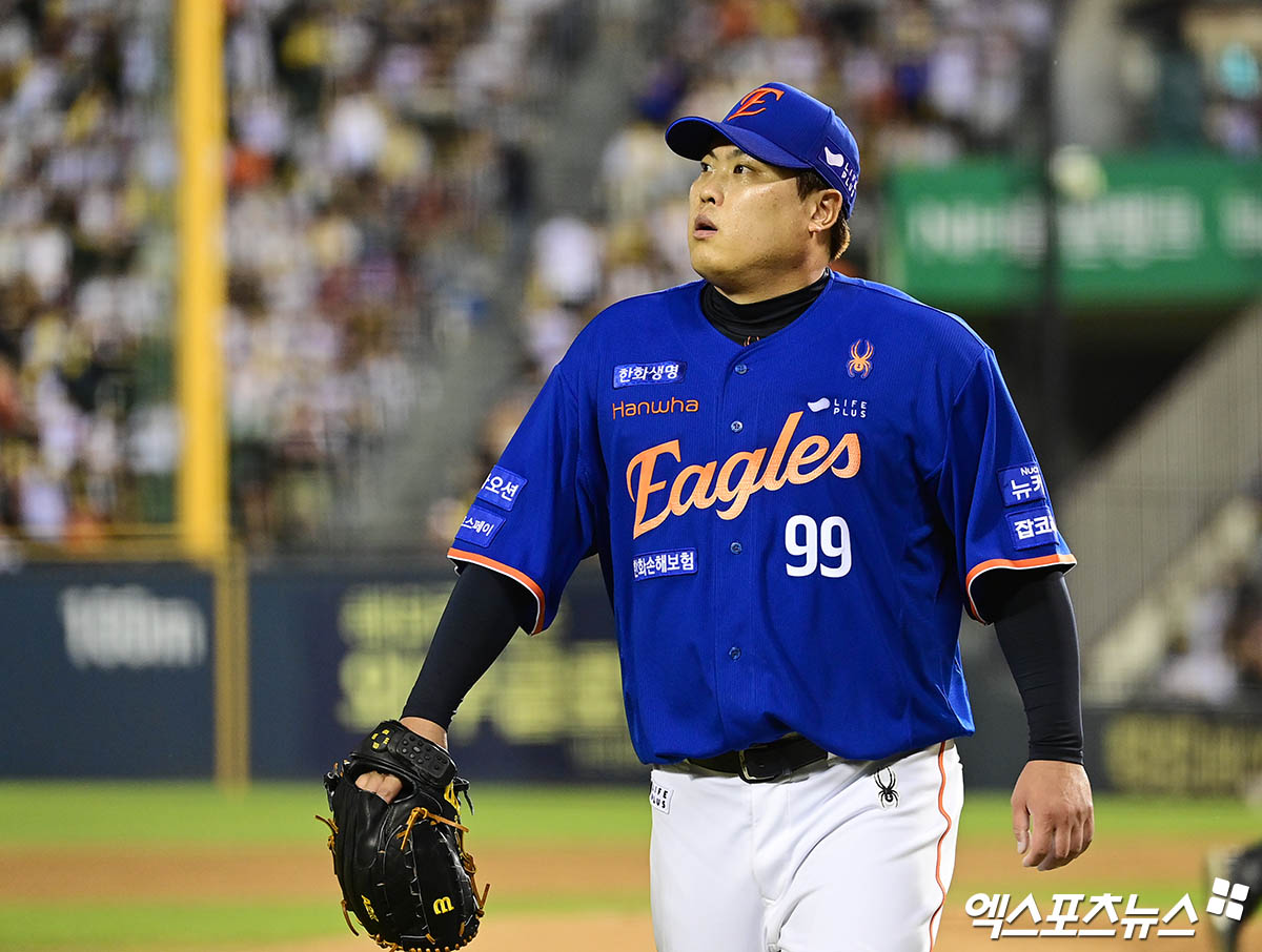 8일 오후 서울 송파구 잠실야구장에서 열린 '2025 신한 SOL Bank KBO리그' 한화 이글스와 LG 트윈스의 경기, 5회말 2사 1루 한화 선발투수 류현진이 LG 오스틴을 좌익수 플라이 아웃으로 처리하며 이닝을 마친 뒤 더그아웃으로 향하고 있다. 엑스포츠뉴스 잠실, 박지영 기자