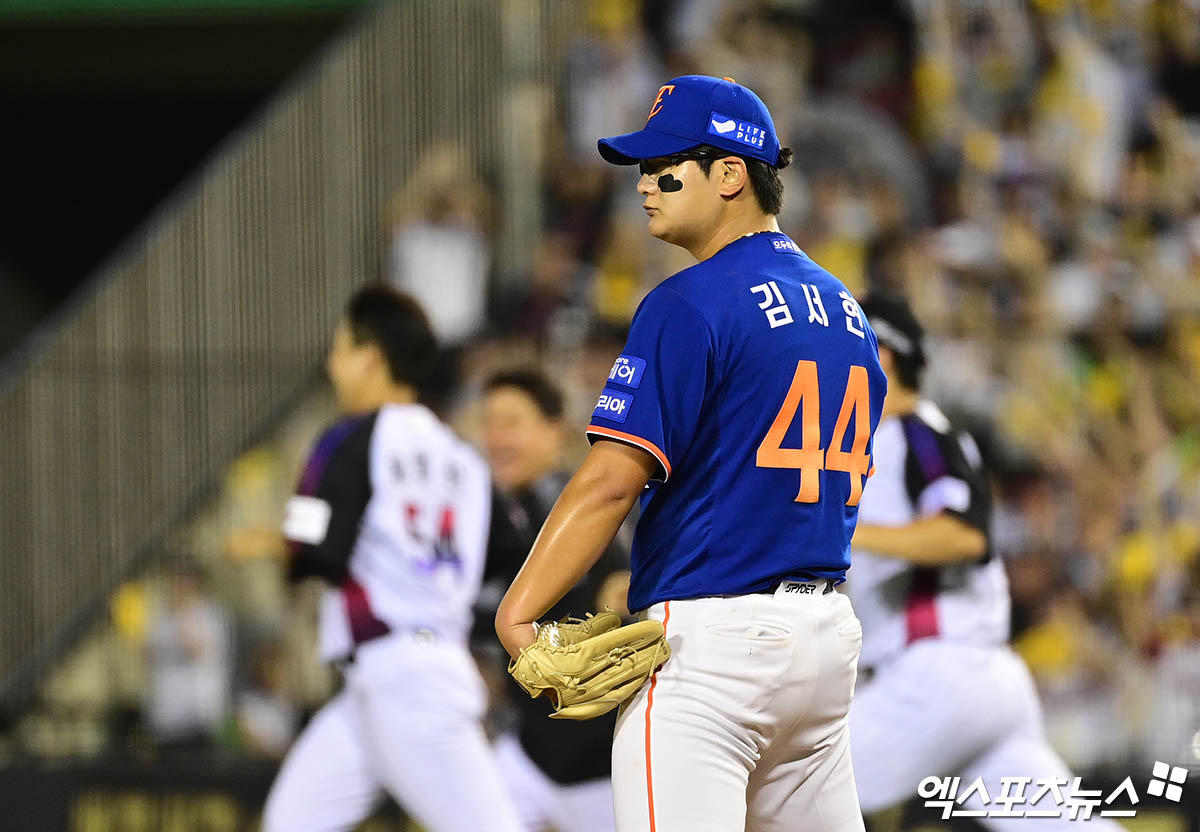 8일 오후 서울 송파구 잠실야구장에서 열린 '2025 신한 SOL Bank KBO리그' 한화 이글스와 LG 트윈스의 경기, LG가 연장 10회말 1사 만루에서 터진 천성호의 끝내기 안타에 힘입어 승리하며 1위를 수성했다.  한화 김서현이 끝내기 패배에 아쉬워하고 있다. 엑스포츠뉴스 잠실, 박지영 기자