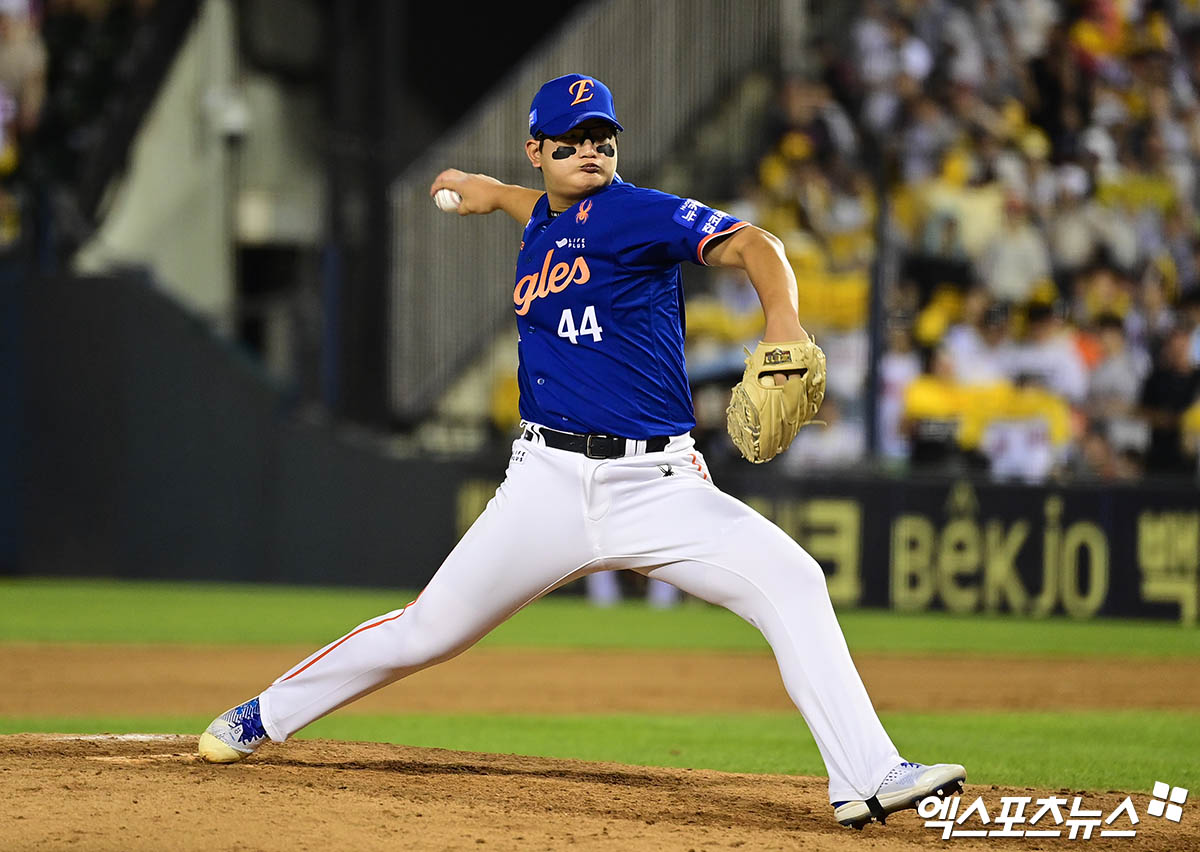 8일 오후 서울 송파구 잠실야구장에서 열린 '2025 신한 SOL Bank KBO리그' 한화 이글스와 LG 트윈스의 경기, 9회말 2사 2루 한화 김서현이 역투하고 있다. 엑스포츠뉴스 잠실, 박지영 기자