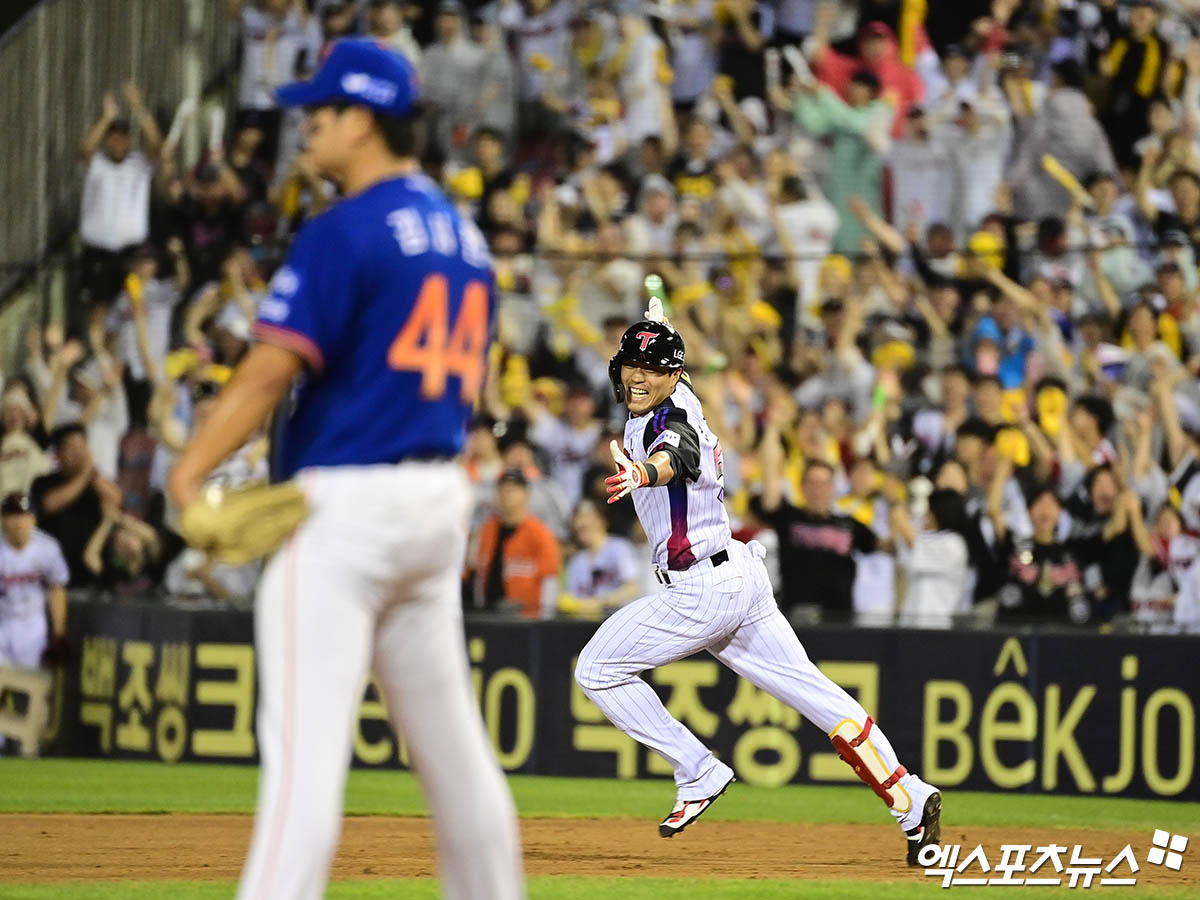 8일 오후 서울 송파구 잠실야구장에서 열린 '2025 신한 SOL Bank KBO리그' 한화 이글스와 LG 트윈스의 경기, LG가 연장 10회말 1사 만루에서 터진 천성호의 끝내기 안타에 힘입어 승리하며 1위를 수성했다.  LG 천성호가 환호하고 있다. 엑스포츠뉴스 잠실, 박지영 기자