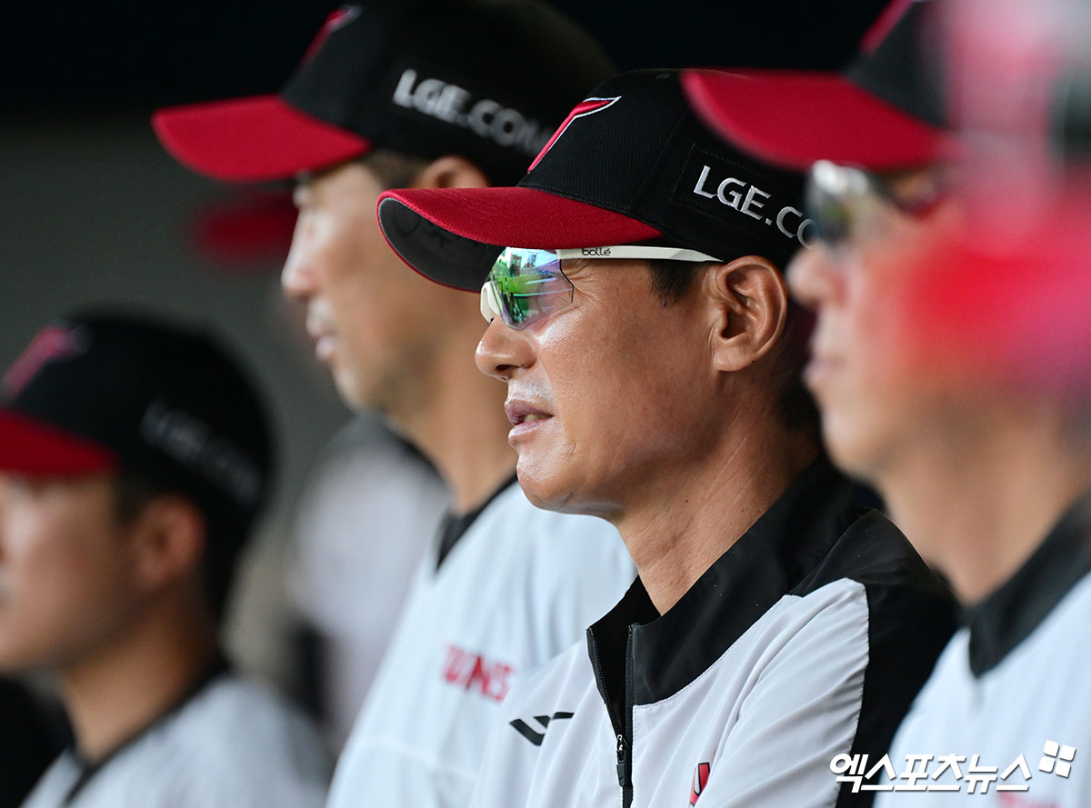 LG 트윈스는 9일 서울 잠실야구장에서 열리는 2025 신한 SOL Bank KBO리그 한화 이글스와의 홈경기를 앞두고 내야수 손용준을 1군 엔트리에서 말소, 외야수 최승민을 콜업했다. 손용준은 전날인 8일 한화전 10회말 대주자로 투입됐으나 끝내기 찬스에서 주루 미스를 범했다. 엑스포츠뉴스DB