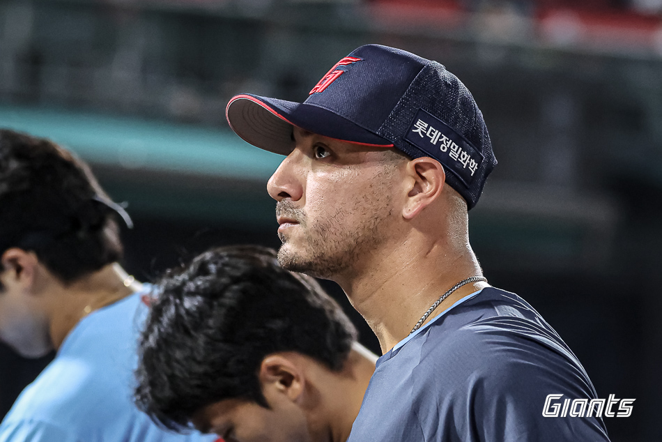 터커 데이비슨의 대체 외국인 선수로 롯데에 합류한 벨라스케즈는 8일 입국해 선수단과 상견례를 진행했다. 9일에는 사직야구장 그라운드에서 캐치볼을 하며 가볍게 몸을 풀었다. 김태형 감독은 벨라스케즈가 10일 불펜투구를 한 번 더 가진 후 12일 선발 등판할 계획이라고 전했다. 롯데 자이언츠