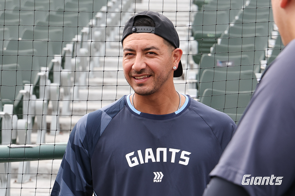 터커 데이비슨의 대체 외국인 선수로 롯데에 합류한 벨라스케즈는 8일 입국해 선수단과 상견례를 진행했다. 9일에는 사직야구장 그라운드에서 캐치볼을 하며 가볍게 몸을 풀었다. 김태형 감독은 벨라스케즈가 10일 불펜투구를 한 번 더 가진 후 12일 선발 등판할 계획이라고 전했다. 롯데 자이언츠