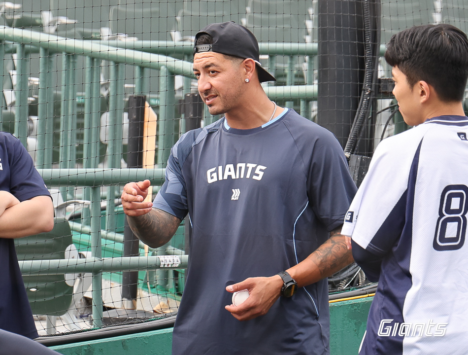 터커 데이비슨의 대체 외국인 선수로 롯데에 합류한 벨라스케즈는 8일 입국해 선수단과 상견례를 진행했다. 9일에는 사직야구장 그라운드에서 캐치볼을 하며 가볍게 몸을 풀었다. 김태형 감독은 벨라스케즈가 10일 불펜투구를 한 번 더 가진 후 12일 선발 등판할 계획이라고 전했다. 롯데 자이언츠