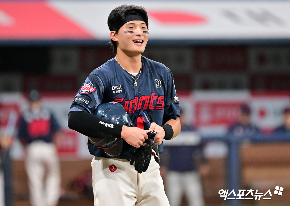 3일 오후 서울 구로구 고척스카이돔에서 열린 '2025 신한 SOL Bank KBO리그' 롯데 자이언츠와 키움 히어로즈의 경기, 3회초 1사 2루 롯데 윤동희가 사구로 출루하고 있다. 엑스포츠뉴스 DB