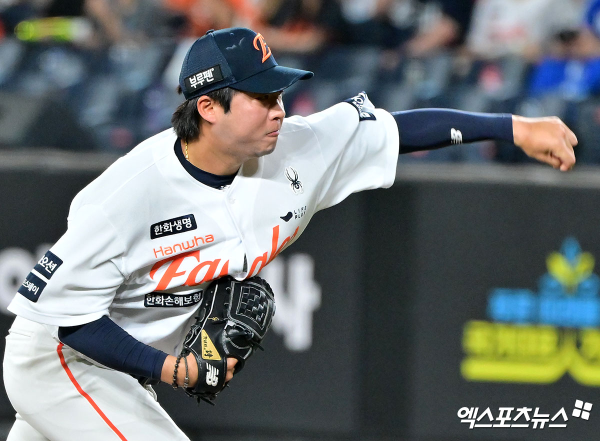 10일 오후 대전 한화생명 볼파크에서 열린 '2025 신한 SOL Bank KBO리그' KIA 타이거즈와 한화 이글스의 경기, 8회초 2사 한화 김범수가 공을 힘차게 던지고 있다. 엑스포츠뉴스DB