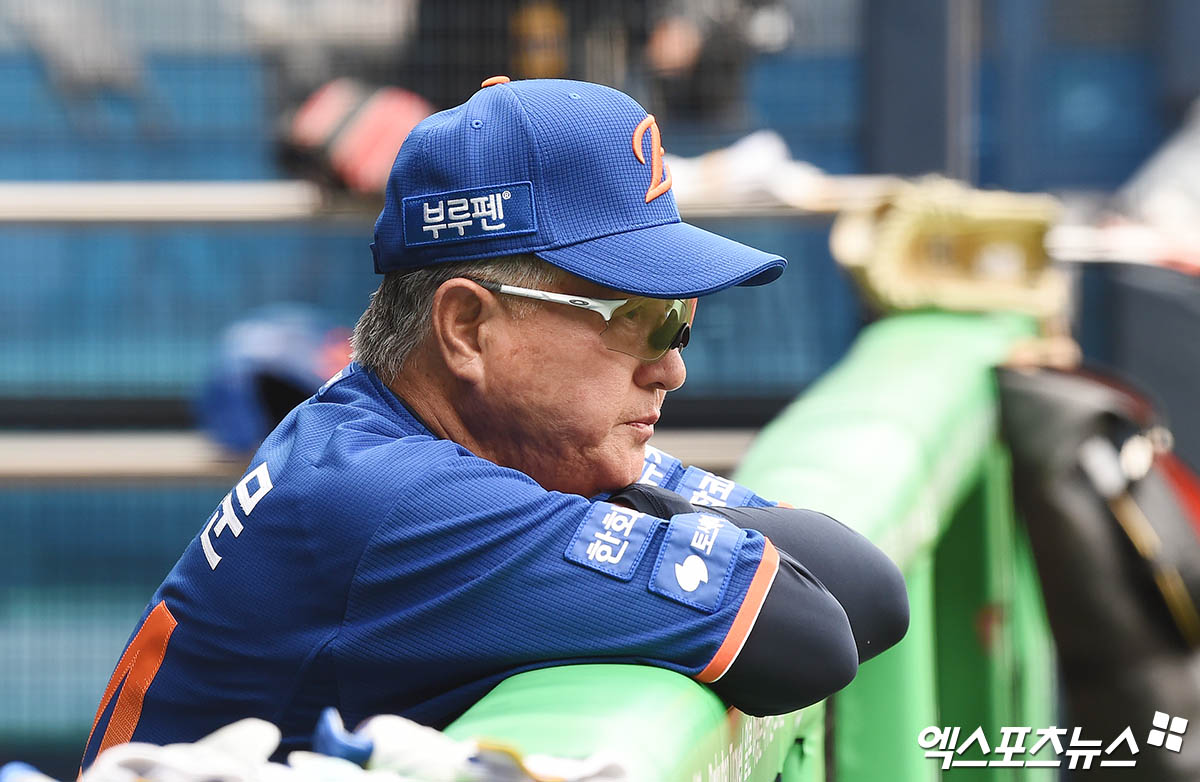 8일 오후 서울 송파구 잠실야구장에서 '2025 신한 SOL Bank KBO리그' 한화 이글스와 LG 트윈스의 경기에 앞서 한화 김경문 감독이 더그아웃서 훈련을 지켜보고 있다. 엑스포츠뉴스DB