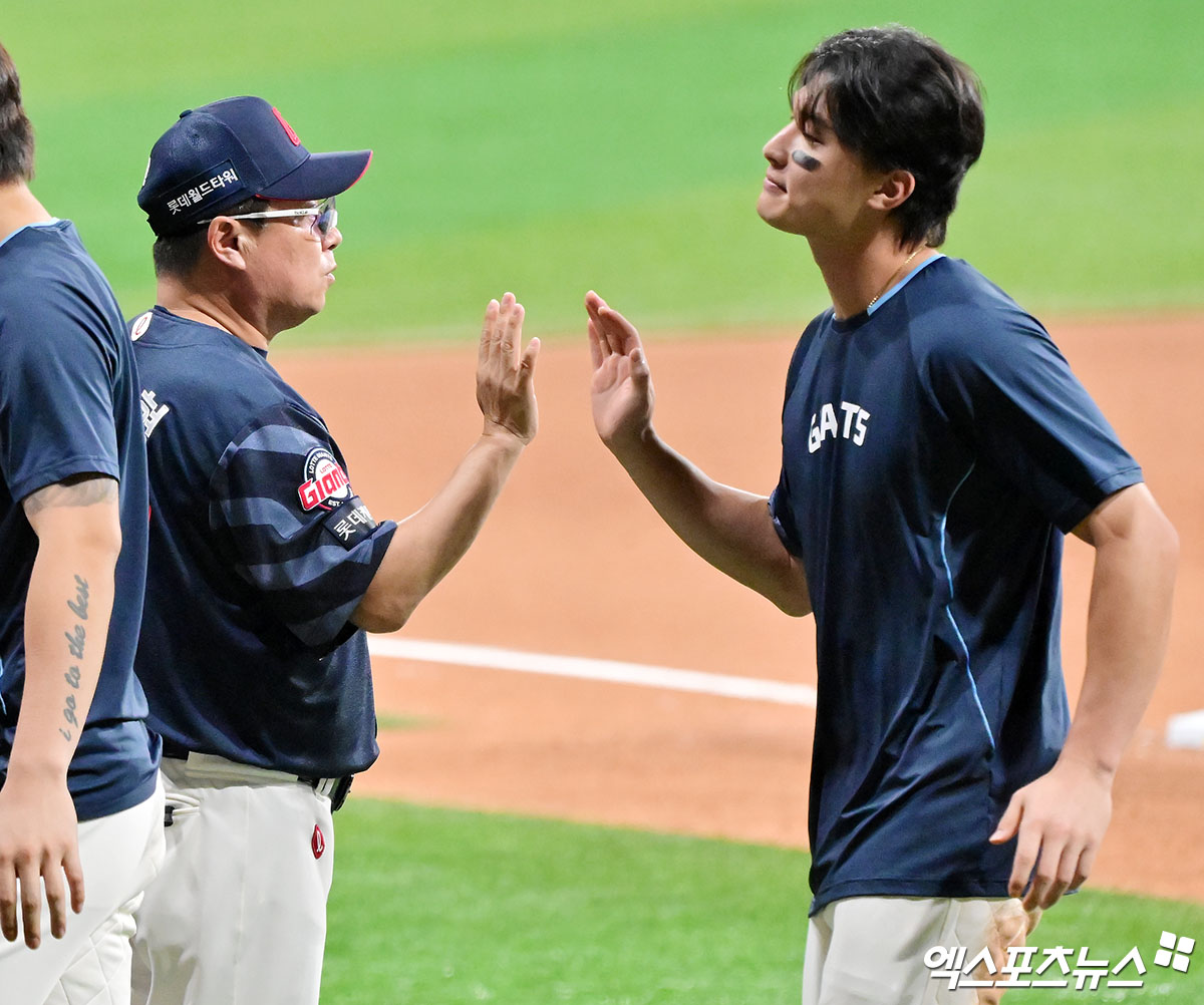 3일 오후 서울 구로구 고척스카이돔에서 열린 '2025 신한 SOL Bank KBO리그' 롯데 자이언츠와 키움 히어로즈의 경기, 롯데가 선발 박세웅의 호투와 타선 폭발을 앞세워 키움에 9:3으로 승리했다. 이날 경기에서 승리한 롯데 김태형 감독이 박세웅과 하이파이브를 하고 있다. 엑스포츠뉴스 DB