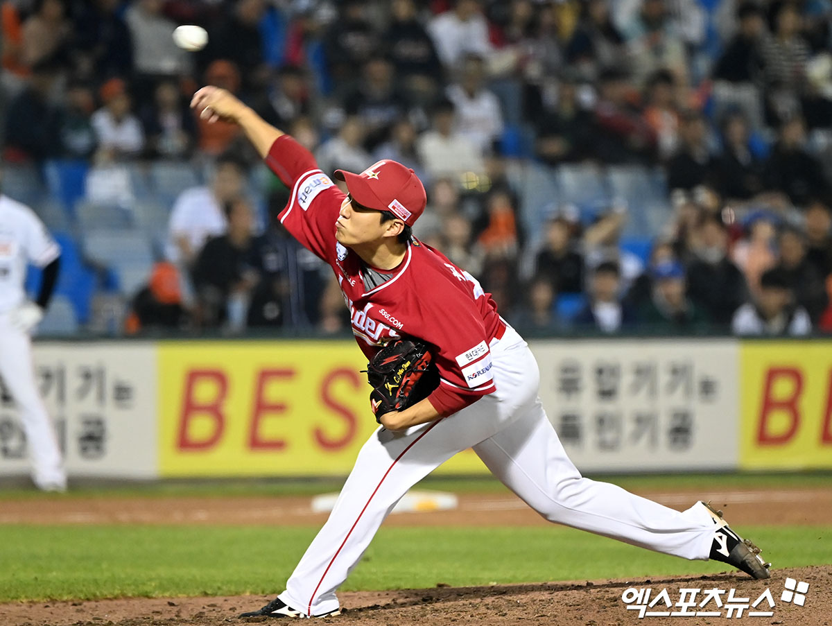30일 오후 대전 한화생명이글스파크에서 열린 '2024 신한 SOL Bank KBO리그' SSG 랜더스와 한화 이글스의 경기, 5회말 SSG 최민준이 공을 힘차게 던지고 있다. 엑스포츠뉴스 DB