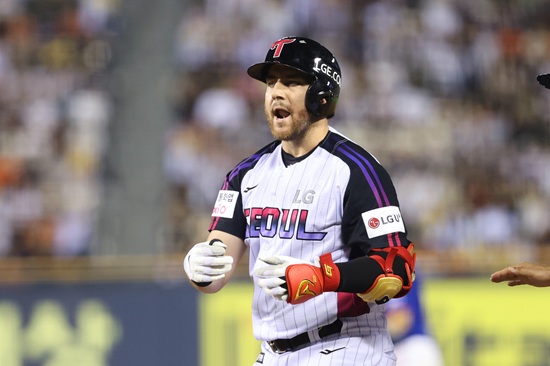 LG는 9일 서울 잠실야구장에서 열린 2025 신한 SOL Bank KBO리그 한화 이글스와 홈경기에서 8-1로 완승을 거뒀다. 이날 승리로 3연승 흐름에 올라탄 LG는 이번 한화와 홈 3연전에서 위닝시리즈를 확보했다. 또 3연패 수렁에 빠진 2위 한화와의 승차를 3경기까지 벌리면서 후반 선두 경쟁에서 확실한 우위를 점했다. 홈런 친 오스틴이 환호하고 있다. LG 트윈스