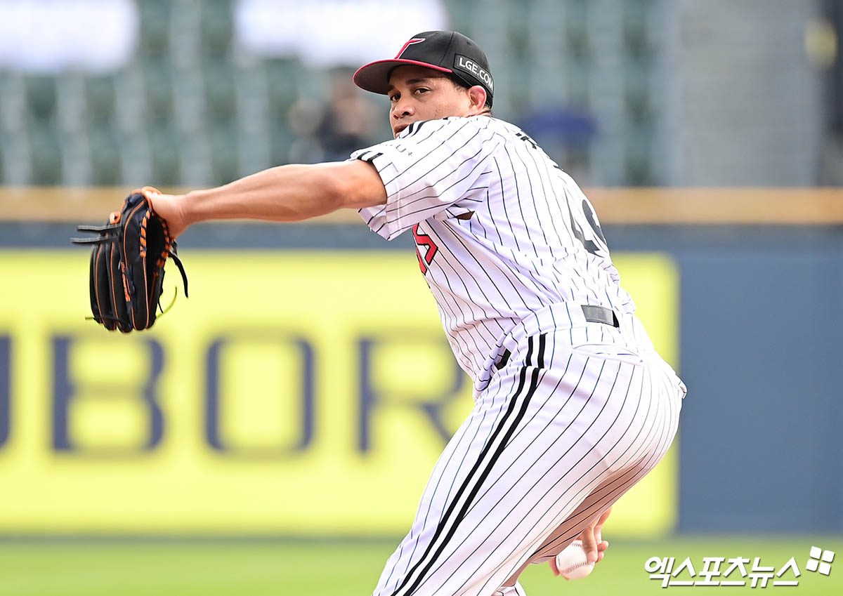 LG는 9일 서울 잠실야구장에서 열린 2025 신한 SOL Bank KBO리그 한화 이글스와 홈경기에서 8-1로 완승을 거뒀다. 이날 승리로 3연승 흐름에 올라탄 LG는 이번 한화와 홈 3연전에서 위닝시리즈를 확보했다. 또 3연패 수렁에 빠진 2위 한화와의 승차를 3경기까지 벌리면서 후반 선두 경쟁에서 확실한 우위를 점했다. LG 외인 선발 치리노스가 투구하고 있다. 엑스포츠뉴스DB