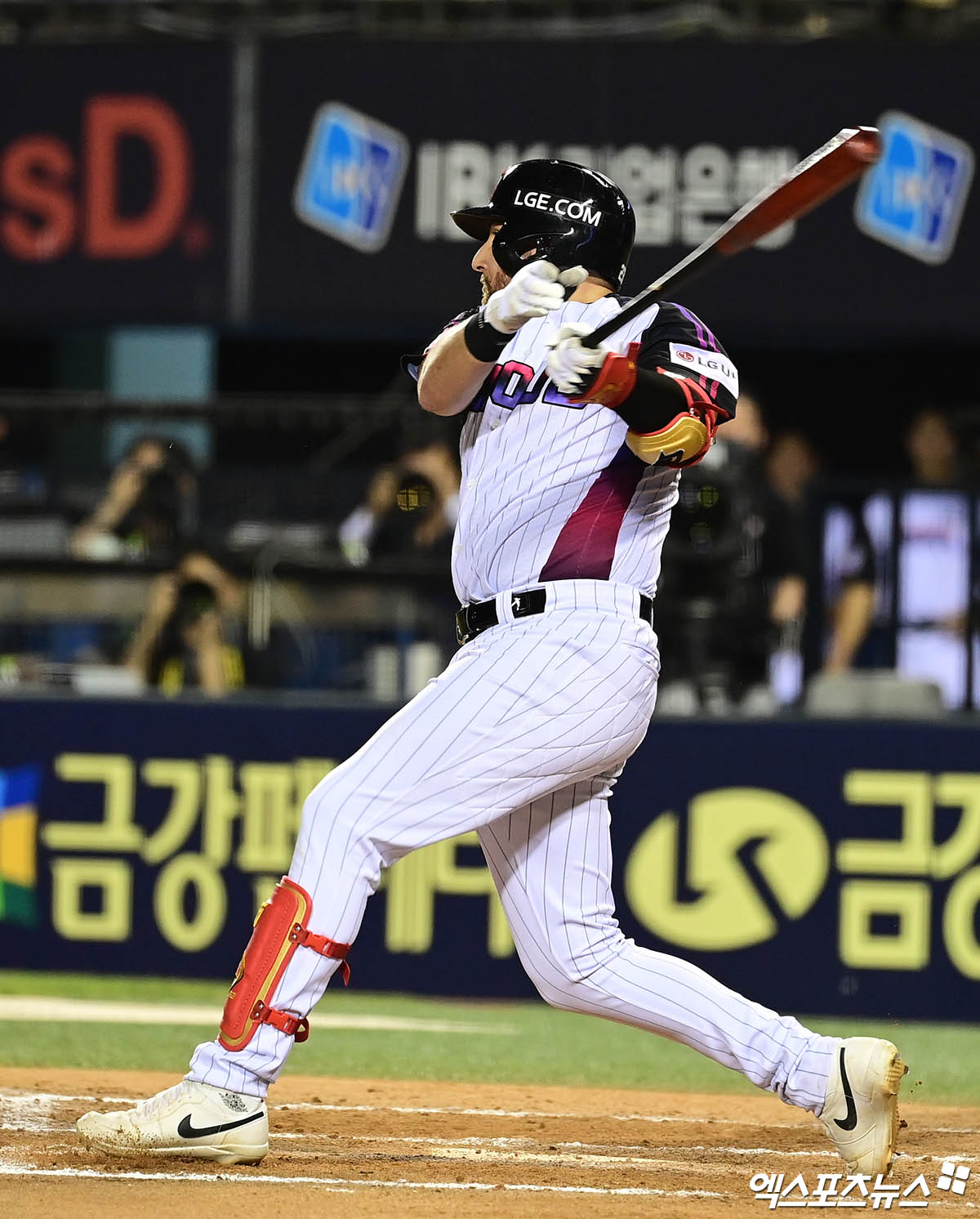 LG는 9일 서울 잠실야구장에서 열린 2025 신한 SOL Bank KBO리그 한화 이글스와 홈경기에서 8-1로 완승을 거뒀다. 이날 승리로 3연승 흐름에 올라탄 LG는 이번 한화와 홈 3연전에서 위닝시리즈를 확보했다. 또 3연패 수렁에 빠진 2위 한화와의 승차를 3경기까지 벌리면서 후반 선두 경쟁에서 확실한 우위를 점했다. 이날 LG 외인타자 오스틴 딘은 1회 투런포를 때렸다. 엑스포츠뉴스DB