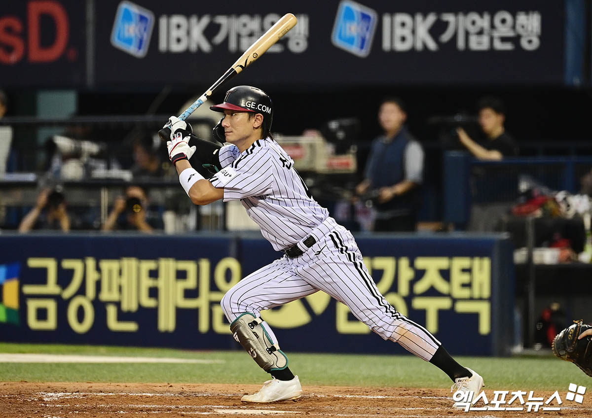 LG는 9일 서울 잠실야구장에서 열린 2025 신한 SOL Bank KBO리그 한화 이글스와 홈경기에서 8-1로 완승을 거뒀다. 이날 승리로 3연승 흐름에 올라탄 LG는 이번 한화와 홈 3연전에서 위닝시리즈를 확보했다. 또 3연패 수렁에 빠진 2위 한화와의 승차를 3경기까지 벌리면서 후반 선두 경쟁에서 확실한 우위를 점했다. LG 신민재는 이날 5출루를 기록했다. 엑스포츠뉴스DB