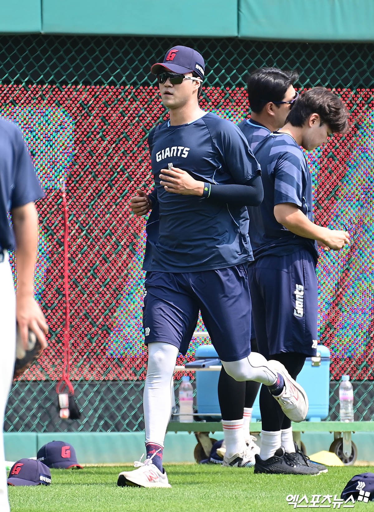 14일 오후 인천SSG랜더스필드에서 열리는 '2025 신한 SOL Bank KBO리그' 롯데 자이언츠와 SSG 랜더스의 경기에 앞서 롯데 윤성빈이 러닝을 하고 있다. 엑스포츠뉴스 DB