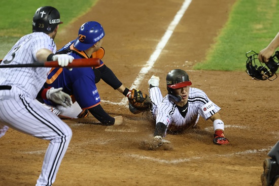 LG 트윈스 신민재가 9일 서울 잠실야구장에서 열린 2025 신한 SOL Bank KBO리그 한화 이글스와 홈경기에 1번타자 겸 지명타자로 선발 출전해 3타수 3안타 3득점 2볼넷 1도루로 5출루 대활약을 펼쳤다. LG 트윈스