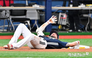케이브 ‘베이스 위에서 좀 쉬자’[포토]