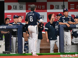 조성환 감독대행 ‘케이브 수고했어’[포토]