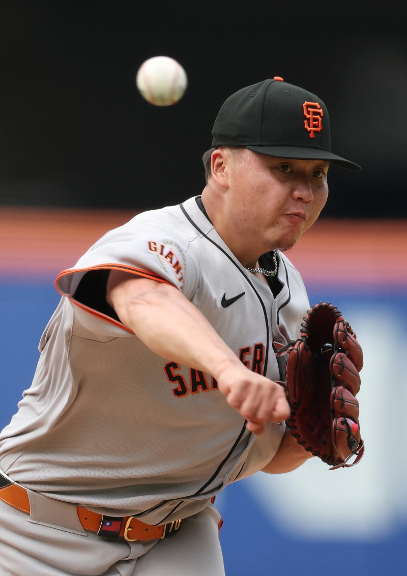 샌프란시스코 우완투수 덩카이웨이가 9일 미국 캘리포니아주 샌프란시스코의 오라클파크에서 열린 2025 미국 메이저리그(MLB) 워싱턴 내셔널스와의 홈경기에 구원 등판해 5이닝 3피안타 1볼넷 4탈삼진 무실점을 기록했다. AFP 연합뉴스