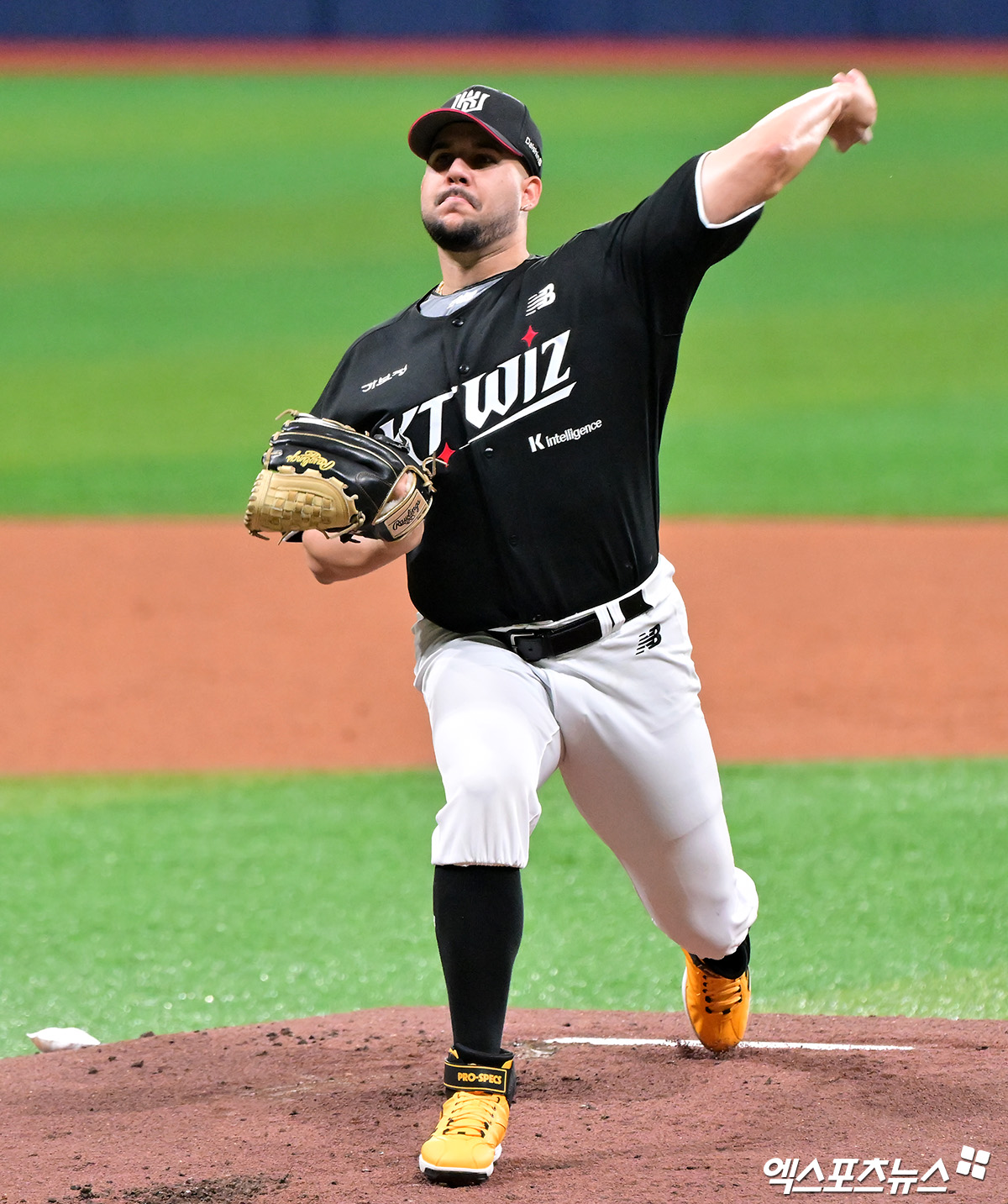 KT 위즈가 9일 수원 케이티위즈파크에서 2025 신한 SOL 뱅크 KBO리그 삼성 라이온즈전을 치러 승리했다. KT는 선발 투수 헤이수스의 8이닝 9탈삼진 1실점 퀄리티 스타트 플러스 쾌투와 장진혁의 역전 결승 3점 홈런으로 삼성을 꺾었다. 엑스포츠뉴스 DB