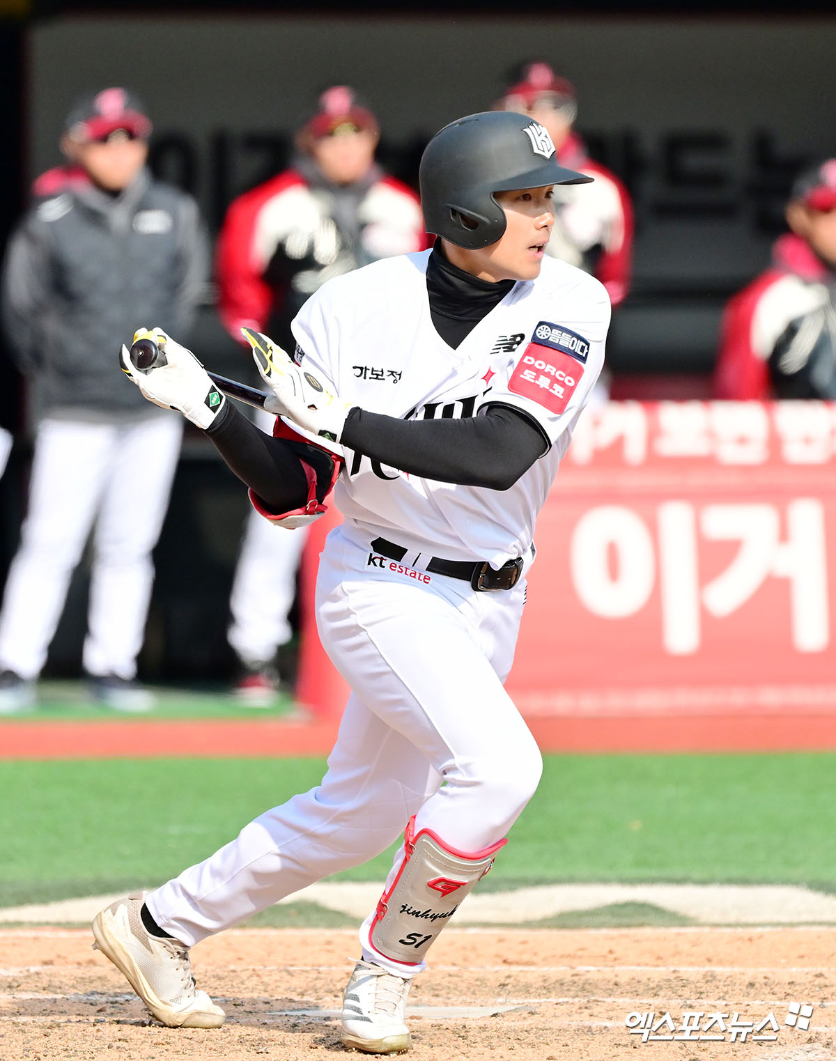 KT 위즈가 9일 수원 케이티위즈파크에서 2025 신한 SOL 뱅크 KBO리그 삼성 라이온즈전을 치러 승리했다. KT는 선발 투수 헤이수스의 8이닝 9탈삼진 1실점 퀄리티 스타트 플러스 쾌투와 장진혁의 역전 결승 3점 홈런으로 삼성을 꺾었다. 엑스포츠뉴스 DB