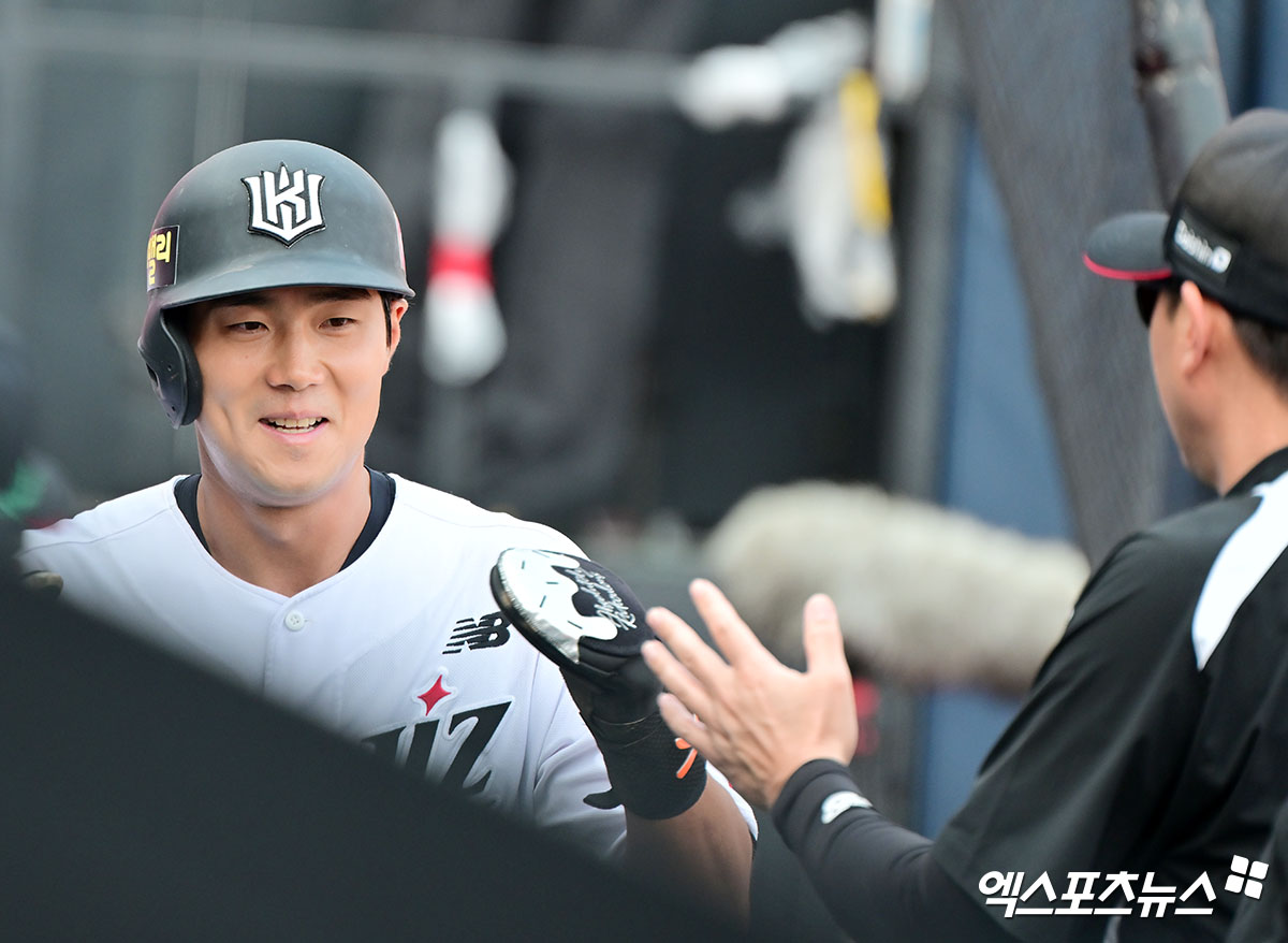 KT 위즈가 9일 수원 케이티위즈파크에서 2025 신한 SOL 뱅크 KBO리그 삼성 라이온즈전을 치러 승리했다. KT는 선발 투수 헤이수스의 8이닝 9탈삼진 1실점 퀄리티 스타트 플러스 쾌투와 장진혁의 역전 결승 3점 홈런으로 삼성을 꺾었다. 엑스포츠뉴스 DB