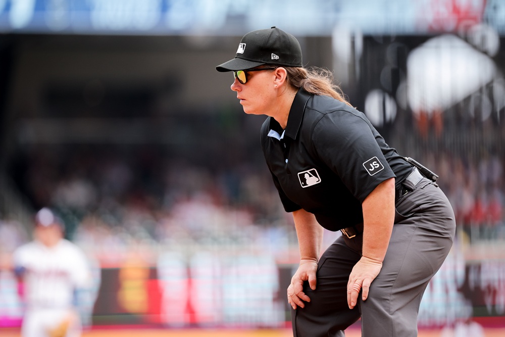 미국 메이저리그 역사상 최초로 빅리그 게임에 출장한 여성 심판 잰 파월이 10일(한국시간) 미국 조지아 애틀랜타에 트루이스트 파크에서 열린 2025 메이저리그 애틀랜타 브레이브스와 마이애미 말린스의 경기에 1루심으로 나섰다. 사진 연합뉴스