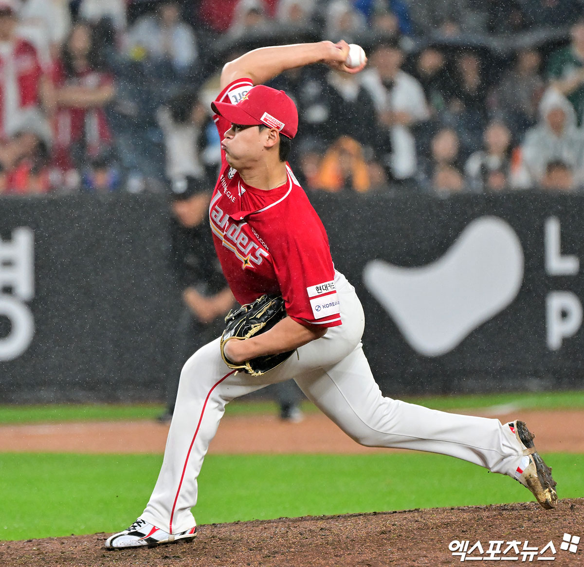 SSG 랜더스 마무리투수 조병현이 올해 정규시즌 경기에 구원 등판해 역투하고 있다. 엑스포츠뉴스 DB