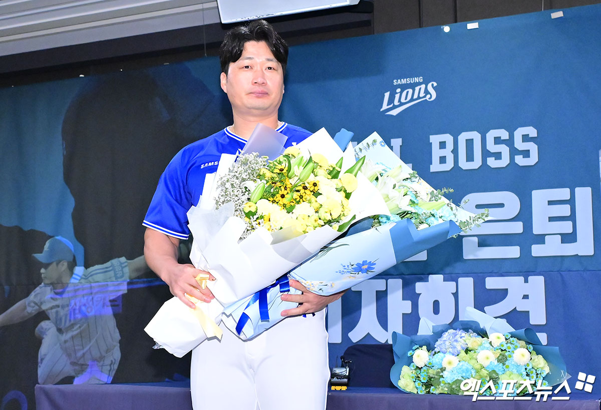 삼성 라이온즈 마무리투수 오승환이 지난 7일 공식 은퇴 기자회견에서 기념촬영하고 있다. 엑스포츠뉴스 DB
