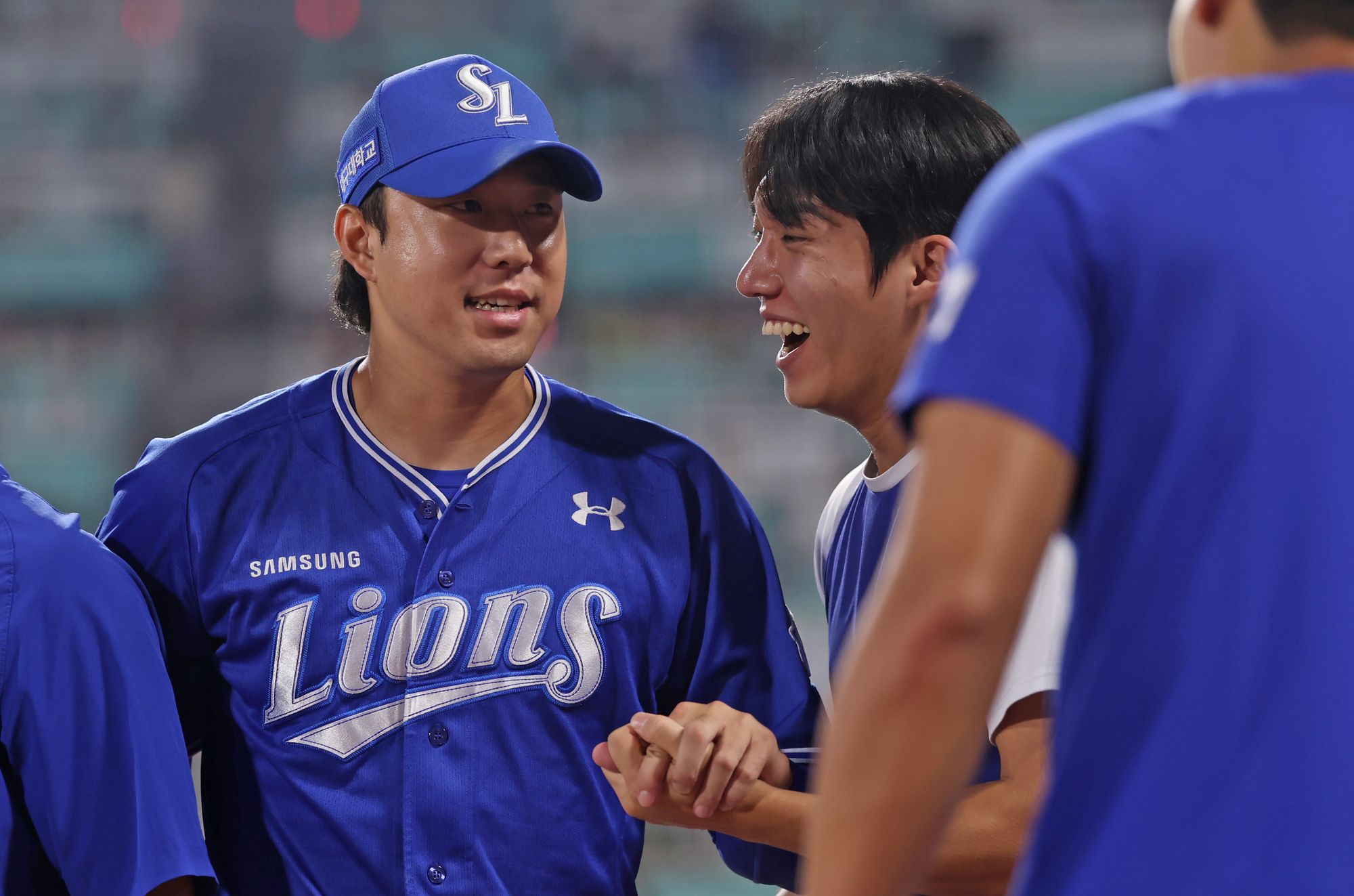 왼쪽에 선 삼성 라이온즈 투수 최충연이 지난 9일 수원 KT 위즈전에 구원 등판해 이닝을 마친 뒤 원태인의 축하를 받고 있다. 삼성 라이온즈