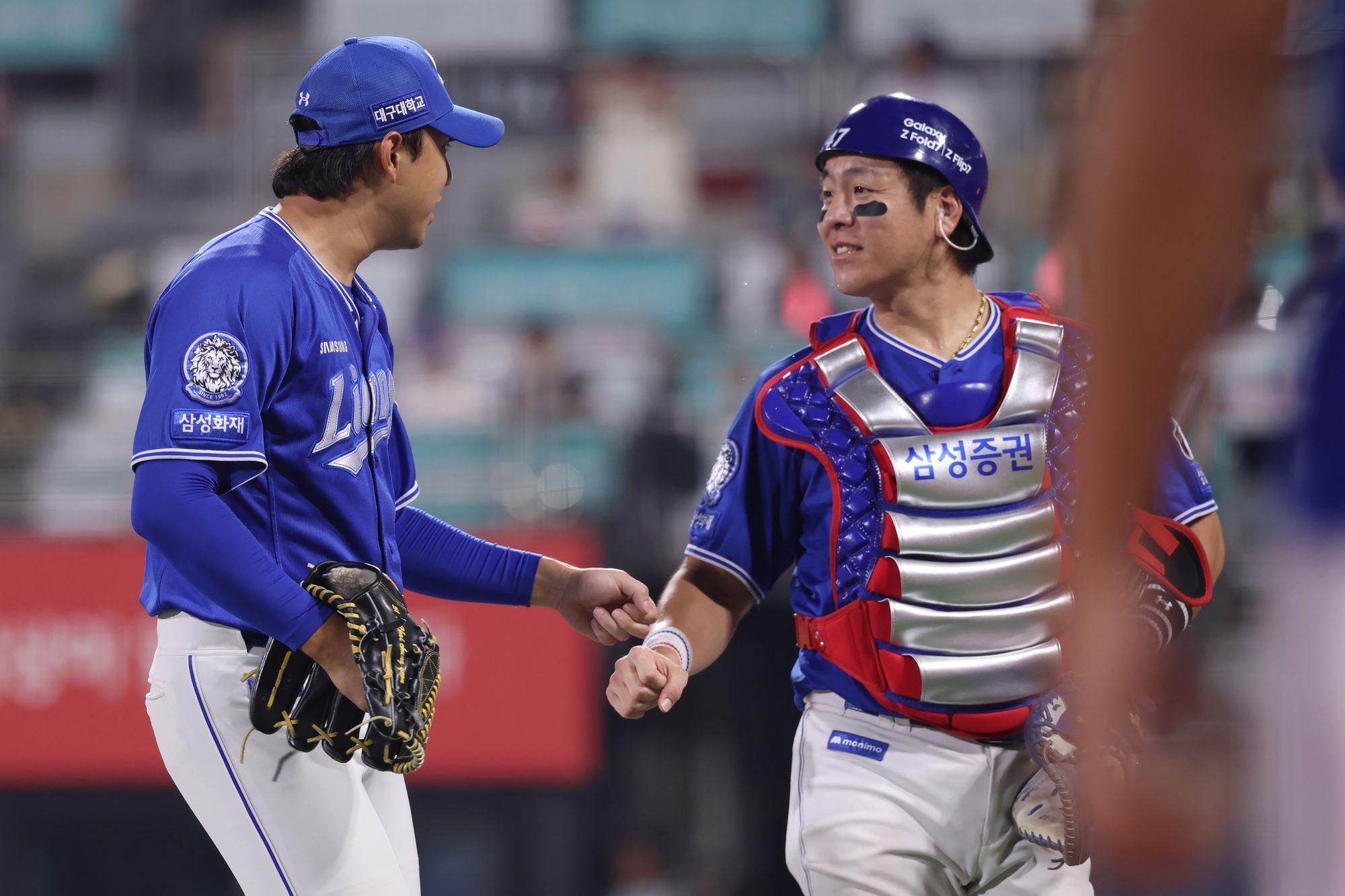 왼쪽에 선 삼성 라이온즈 투수 최충연이 지난 9일 수원 KT 위즈전에 구원 등판해 이닝을 마친 뒤 포수 강민호와 대화하고 있다. 삼성 라이온즈