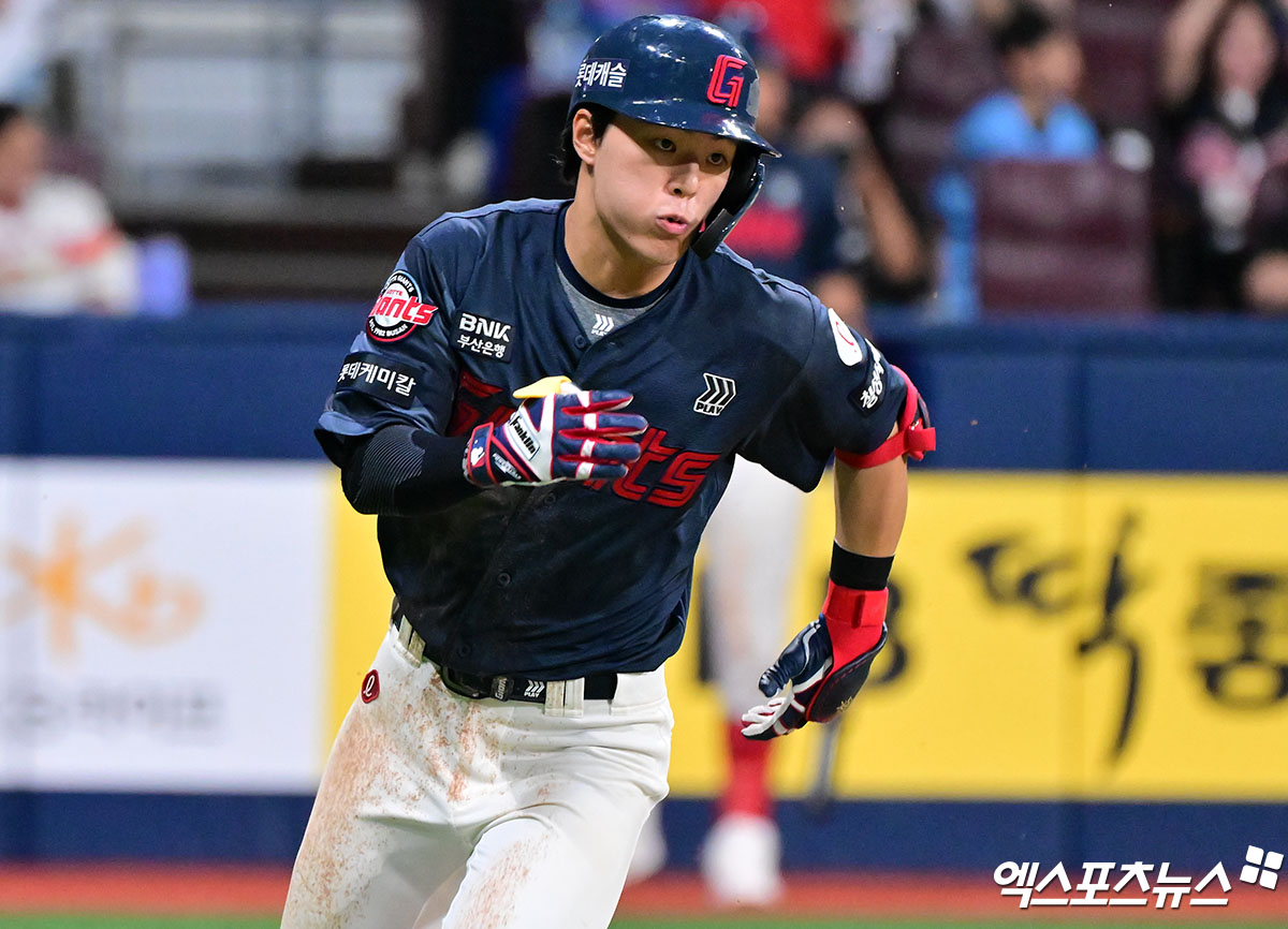 22일 오후 서울 구로구 고척스카이돔에서 열린 '2025 신한 SOL Bank KBO리그' 롯데 자이언츠와 키움 히어로즈의 경기, 3회초 1사 2루 롯데 한태양이 1타점 적시타를 날리고 있다. 엑스포츠뉴스 DB