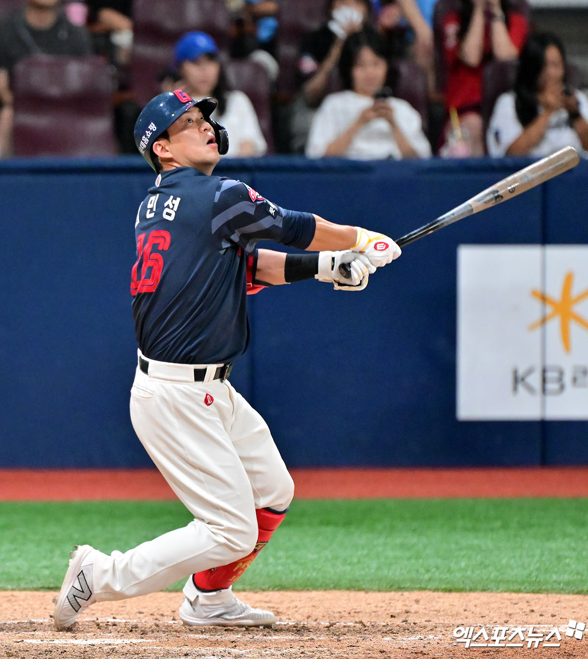 2일 오후 서울 구로구 고척스카이돔에서 열린 '2025 신한 SOL Bank KBO리그' 롯데 자이언츠와 키움 히어로즈의 경기, 9회초 2사 1,3루 롯데 김민성이 1타점 적시타를 날리고 있다. 엑스포츠뉴스 DB
