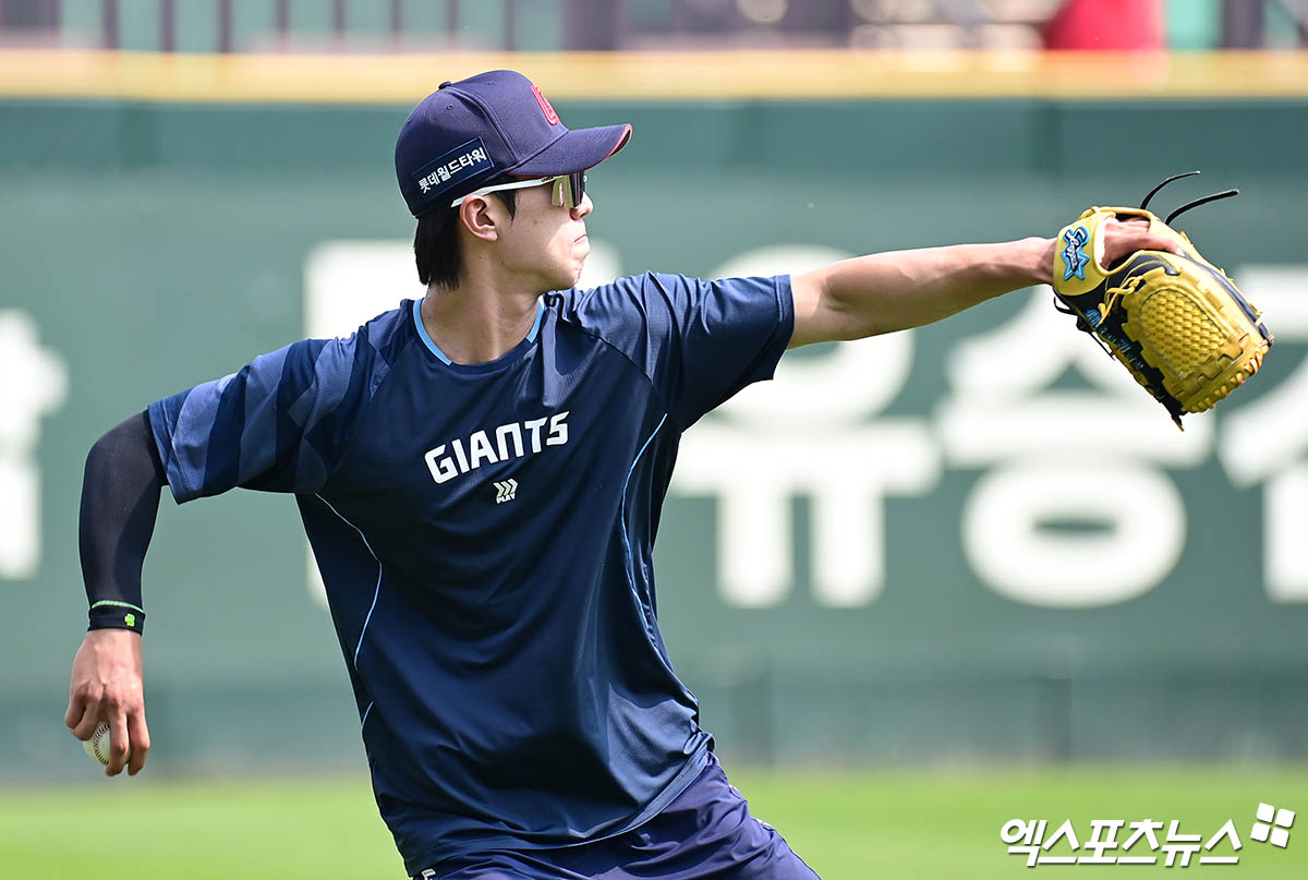 14일 오후 인천SSG랜더스필드에서 열리는 '2025 신한 SOL Bank KBO리그' 롯데 자이언츠와 SSG 랜더스의 경기에 앞서 롯데 전민재가 캐치볼을 하고 있다. 엑스포츠뉴스 DB