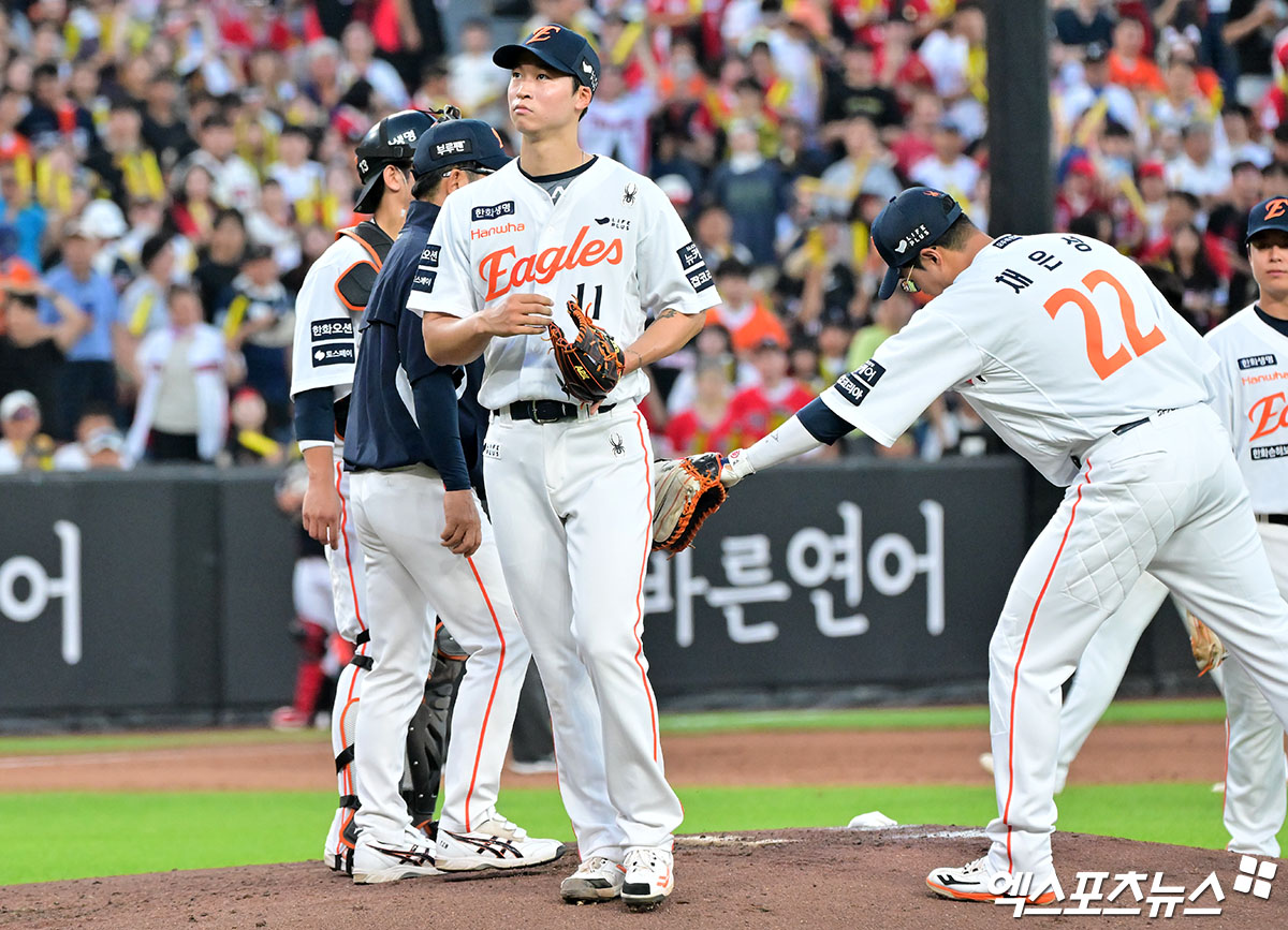 한 달 만의 선발 등판 기회를 스스로 걷어찬 한화 이글스 엄상백이 결국 1군 엔트리에서 말소됐다. 한화는 10일 서울 잠실야구장에서 2025 신한 SOL Bank KBO리그 LG 트윈스와 원정경기를 앞두고 투수 엄상백과 내야수 황영묵을 1군 엔트리에서 말소, 투수 김기중과 포수 허인서를 콜업했다. 엄상백은 지난 9일 LG와 2차전 황준서가 빠진 자리에 대체선발로 등판했다. 지난달 9일 대전에서 치른 KIA 타이거즈전(3⅓이닝 3실점) 이후 한 달 만에 받은 선발 등판 기회였다. 그러나 1이닝 6실점을 하는 등 올해 한화 입단 뒤 최악의 투구를 선보였다. 엑스포츠뉴스DB
