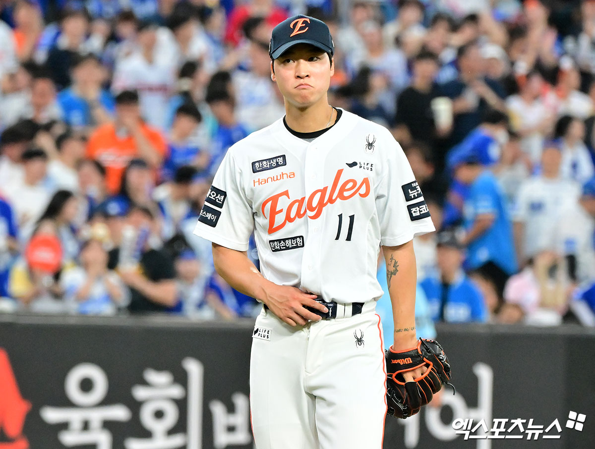 한 달 만의 선발 등판 기회를 스스로 걷어찬 한화 이글스 엄상백이 결국 1군 엔트리에서 말소됐다. 한화는 10일 서울 잠실야구장에서 2025 신한 SOL Bank KBO리그 LG 트윈스와 원정경기를 앞두고 투수 엄상백과 내야수 황영묵을 1군 엔트리에서 말소, 투수 김기중과 포수 허인서를 콜업했다. 엄상백은 지난 9일 LG와 2차전 황준서가 빠진 자리에 대체선발로 등판했다. 지난달 9일 대전에서 치른 KIA 타이거즈전(3⅓이닝 3실점) 이후 한 달 만에 받은 선발 등판 기회였다. 그러나 1이닝 6실점을 하는 등 올해 한화 입단 뒤 최악의 투구를 선보였다. 엑스포츠뉴스DB