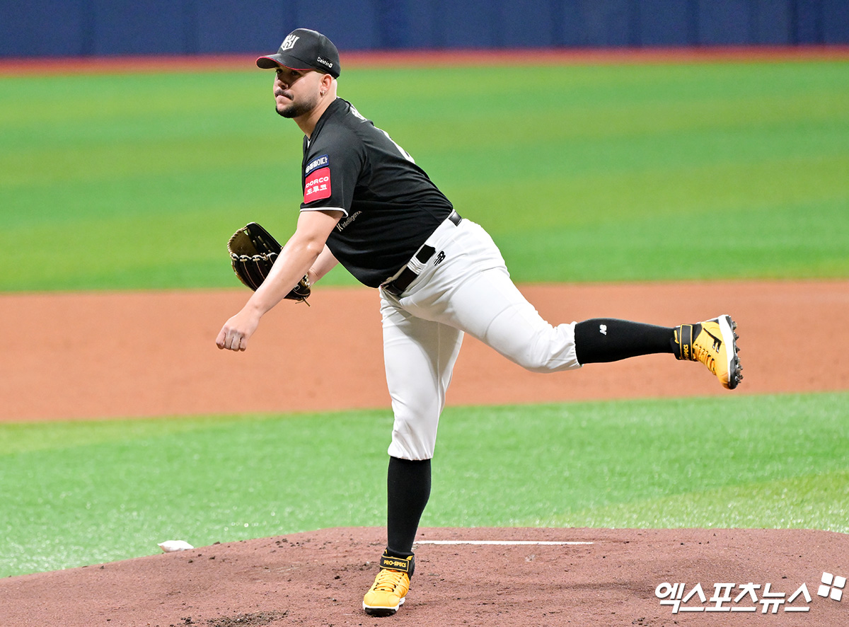 KT 위즈 선발투수 엔마누엘 데 헤이수스가 올해 정규시즌 경기에 등판해 투구하고 있다. 엑스포츠뉴스 DB