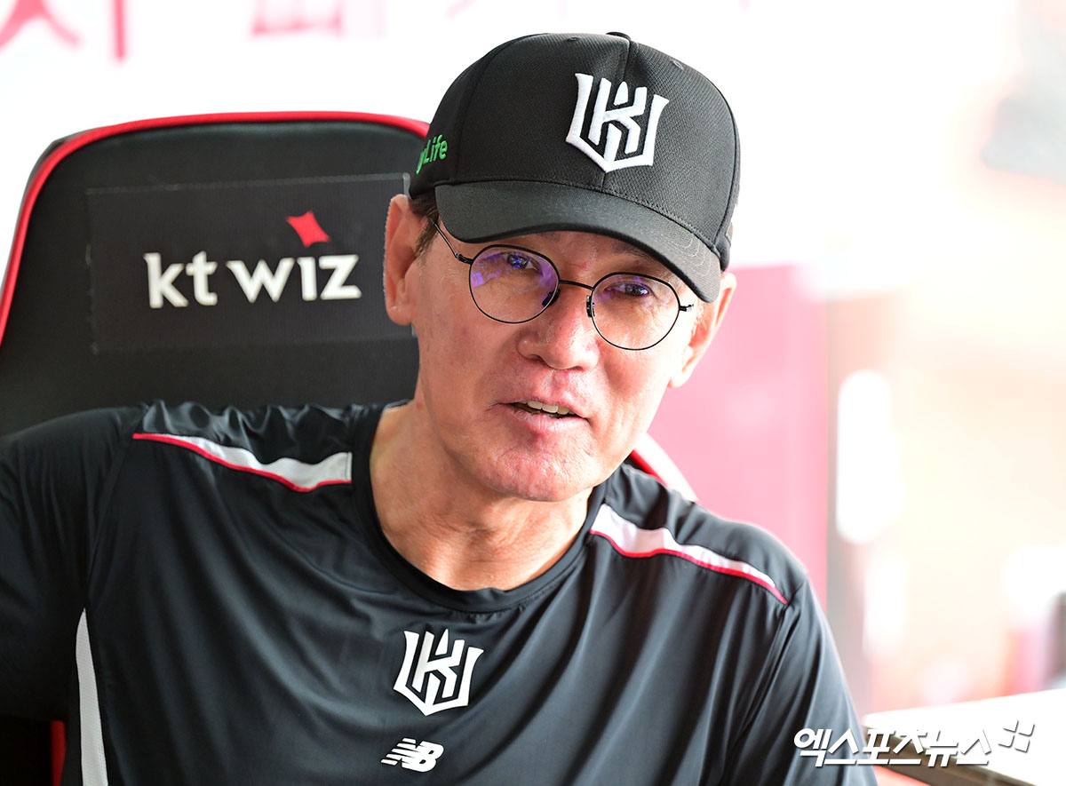 KT 위즈 이강철 감독이 올해 수원 KT위즈파크에서 정규시즌 홈경기를 앞두고 취재진과 인터뷰에 임하고 있다. 엑스포츠뉴스 DB