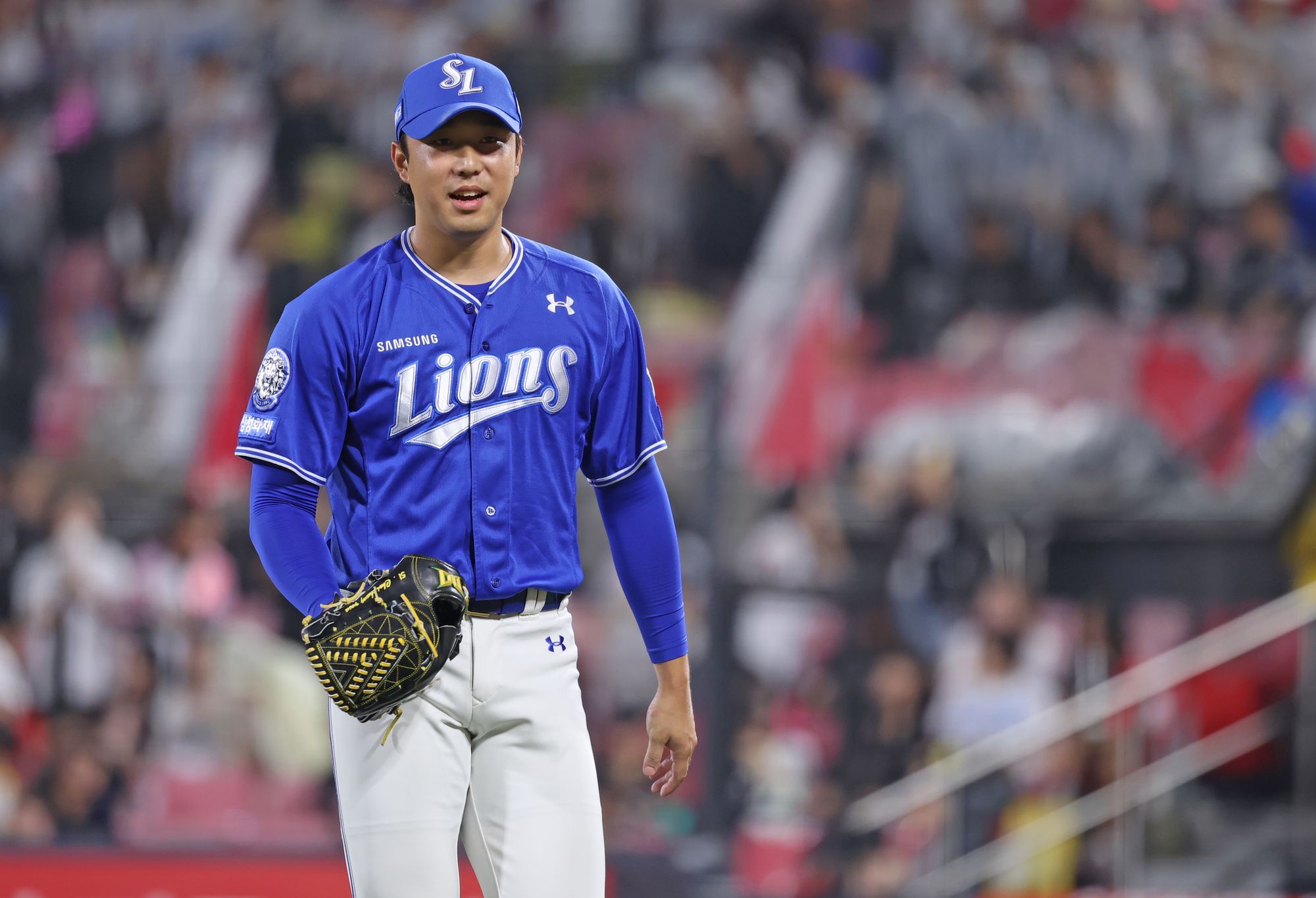 삼성 라이온즈 투수 최충연이 지난 9일 수원 KT 위즈전에 구원 등판해 이닝을 마친 뒤 더그아웃으로 들어오고 있다. 삼성 라이온즈