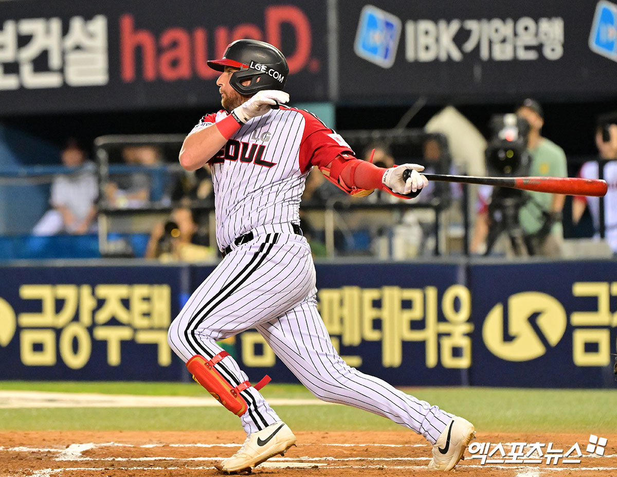 10일 오후 서울 송파구 잠실야구장에서 열린 '2025 신한 SOL Bank KBO리그' 한화 이글스와 LG 트윈스의 경기, 6회말 무사 1루 LG 오스틴이 2루타를 날리고 있다. 엑스포츠뉴스 잠실, 김한준 기자